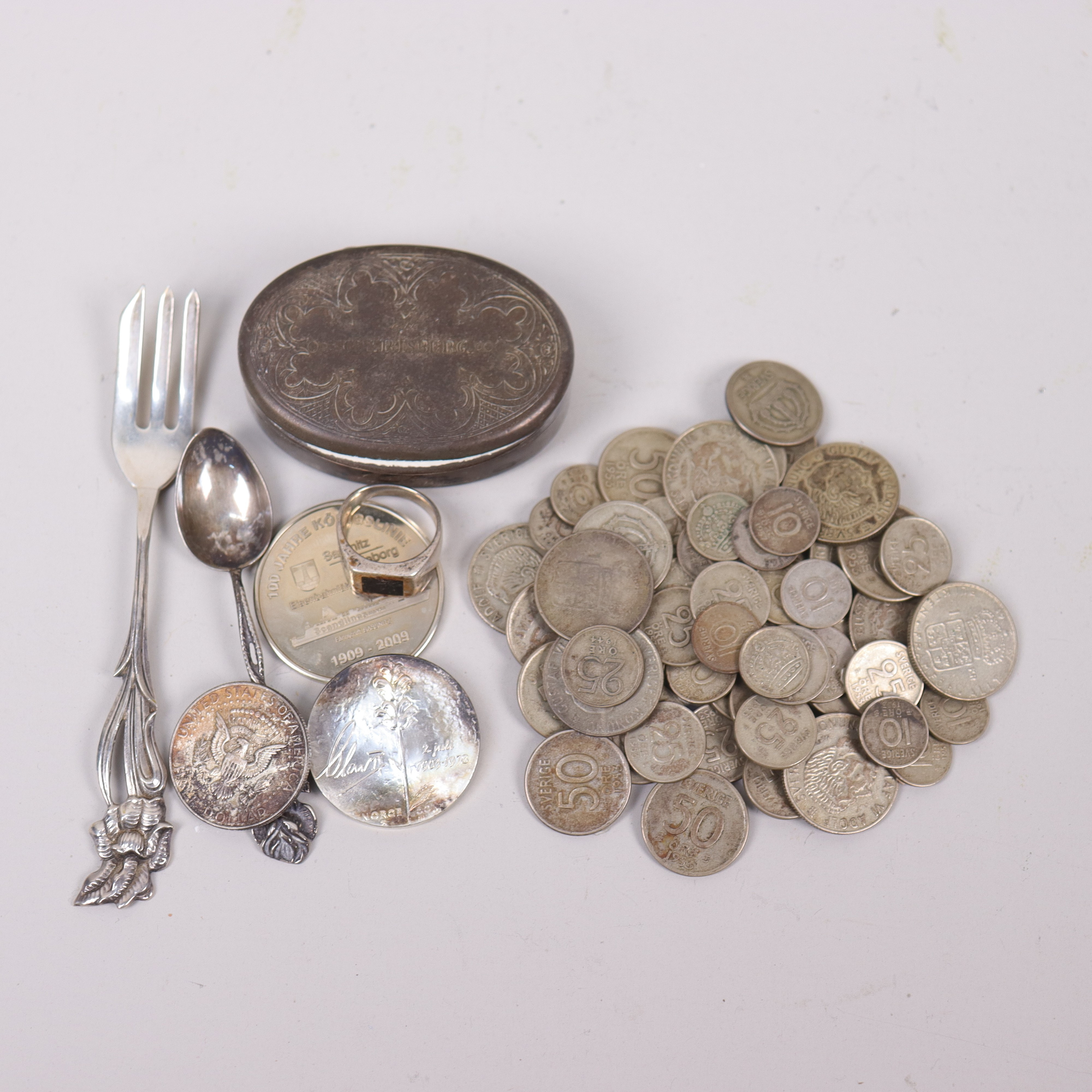SILVER, mynt, snusdosa och bestickdelar, totalt 364 gram.
