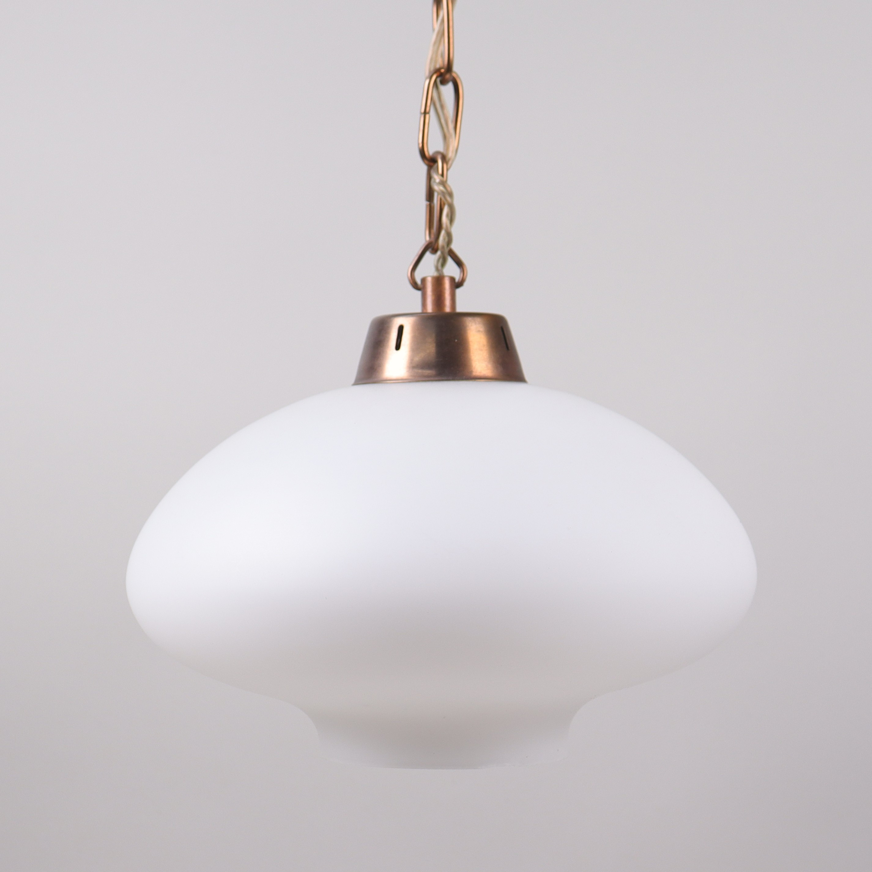 TAKLAMPA, vitt opalglas med mässingsfäste, 1950/60-tal.