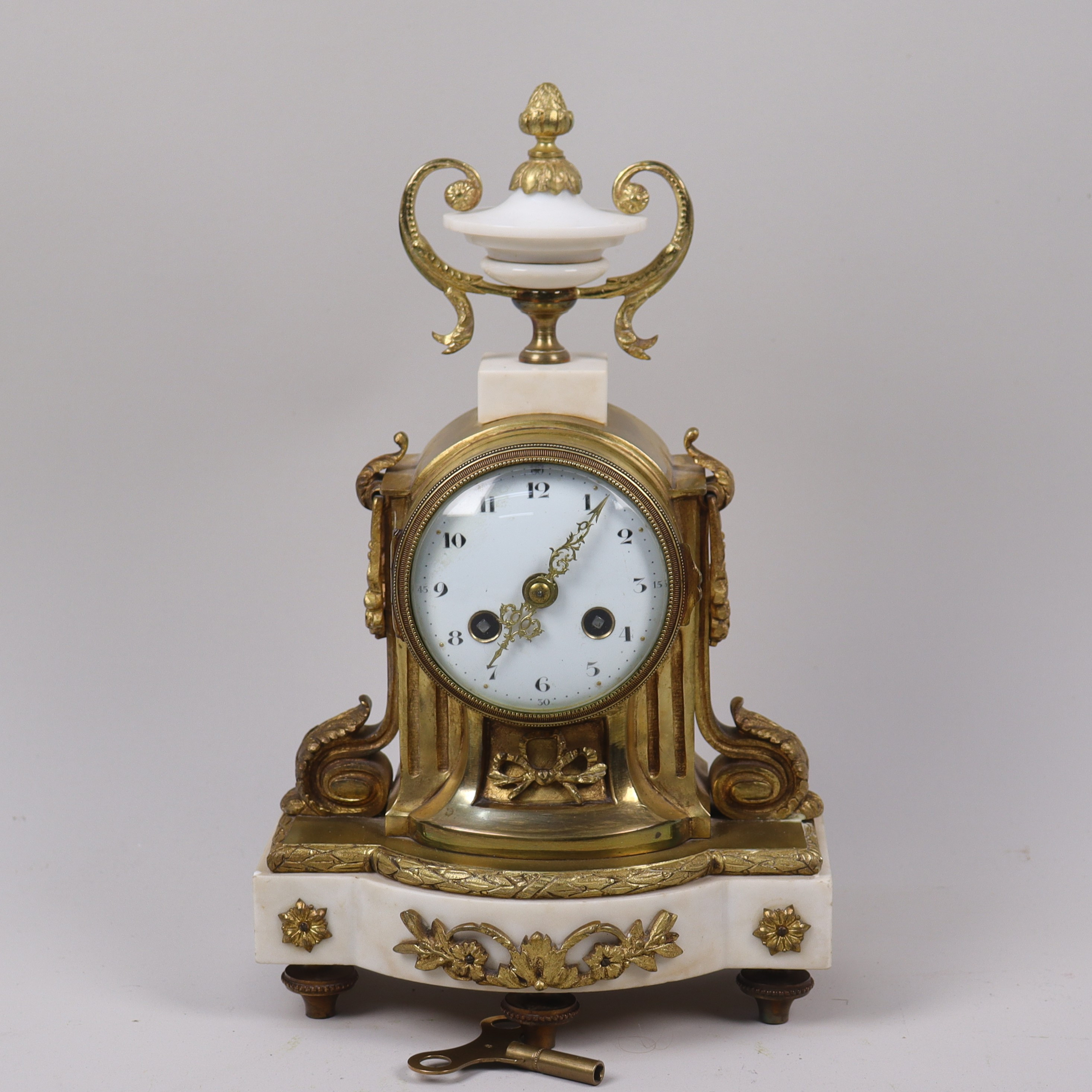 BORDSPENDYL, Louis XVI stil, tidigt 1900-tal.