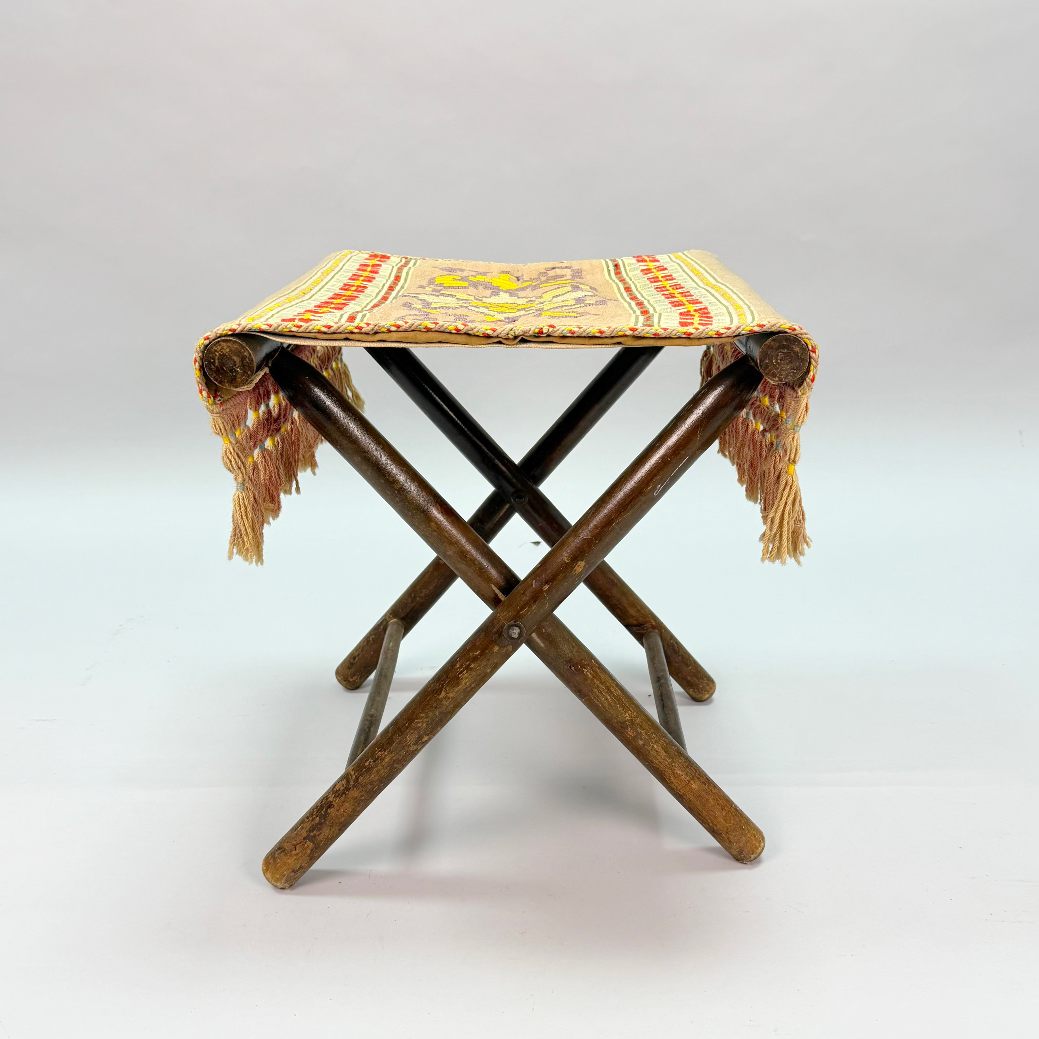 PALL, textil, trä, ihopvikbar 1900 talets första del.