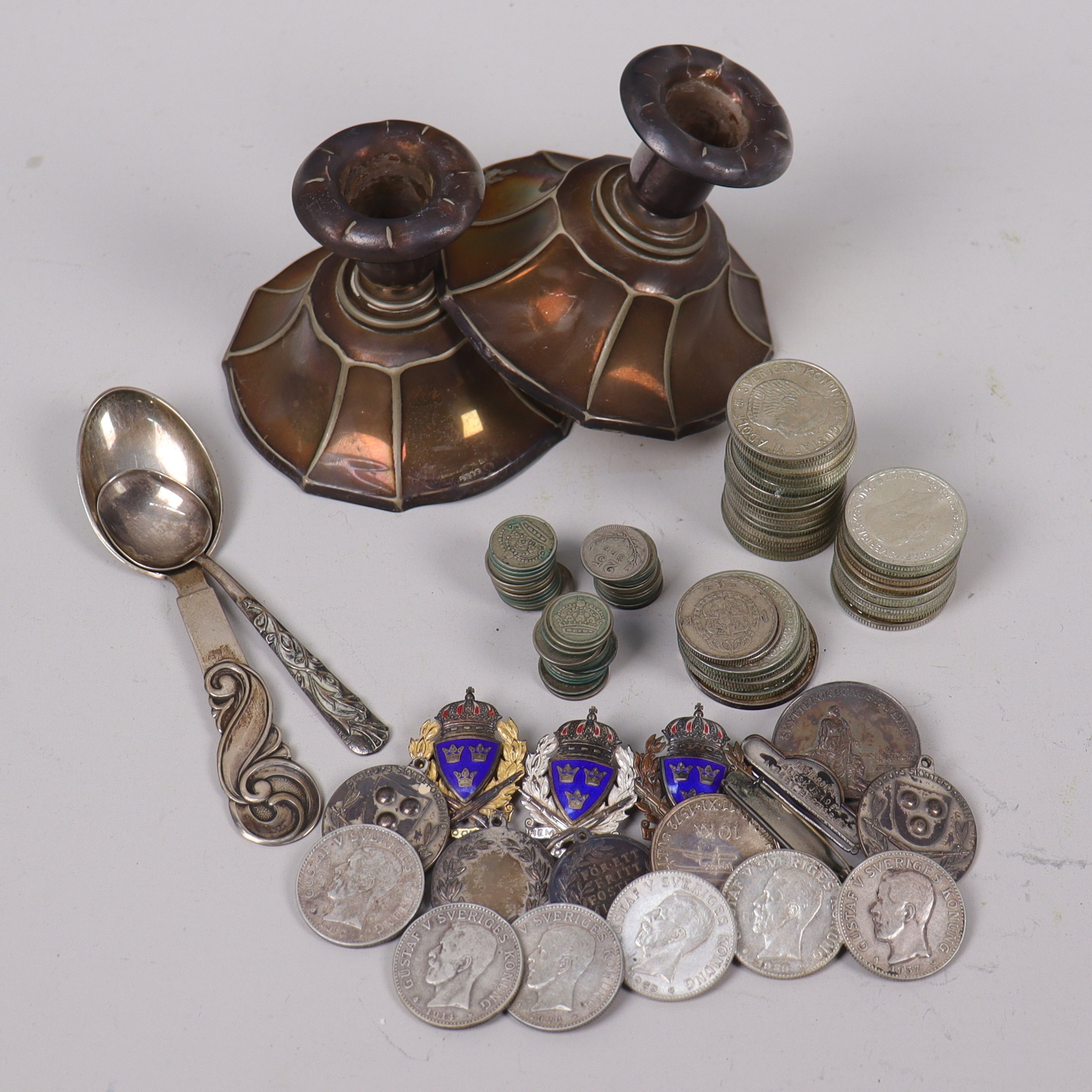SILVER, mynt, medaljer och bestickdelar, totalt 986 gram.