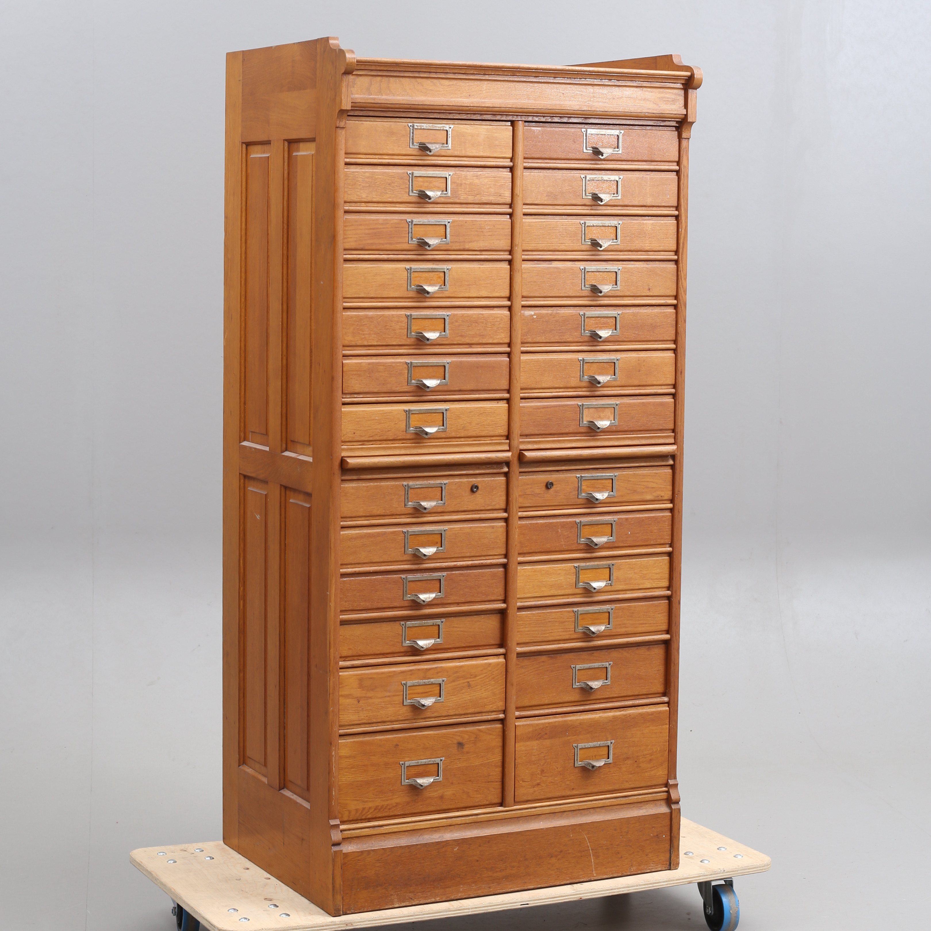 ARKIVSKÅP, ek, 26 lådor, 1900-talets första hälf.