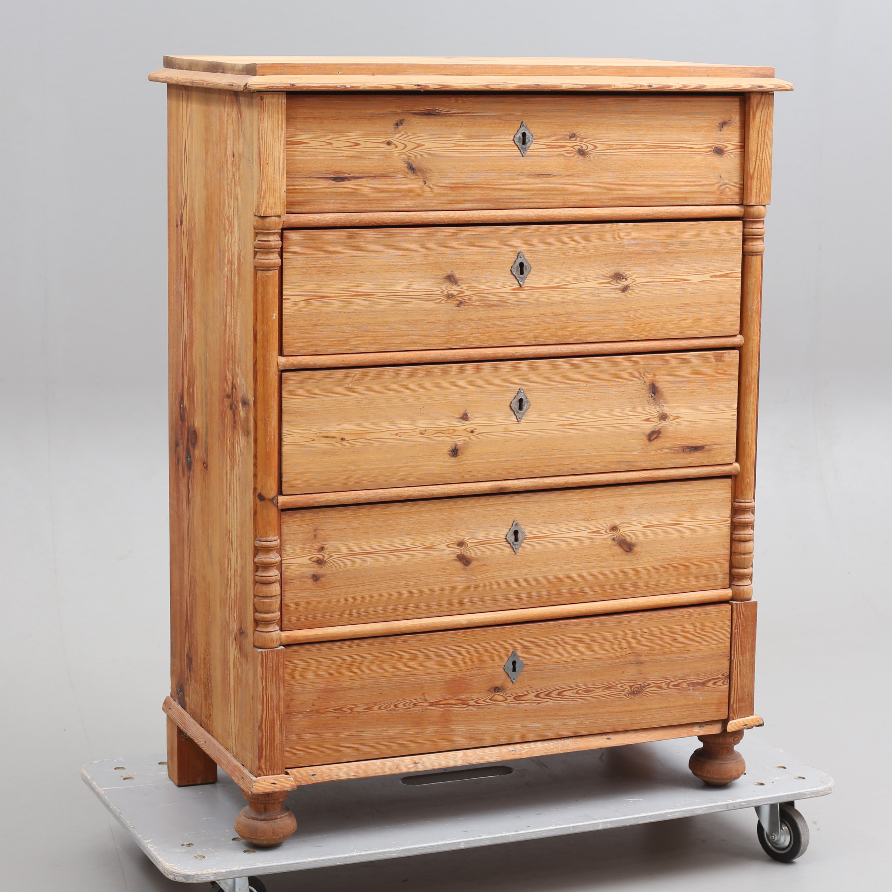 BYRÅ, 5 -lådig, furu, 1800/ 1900-tal.
