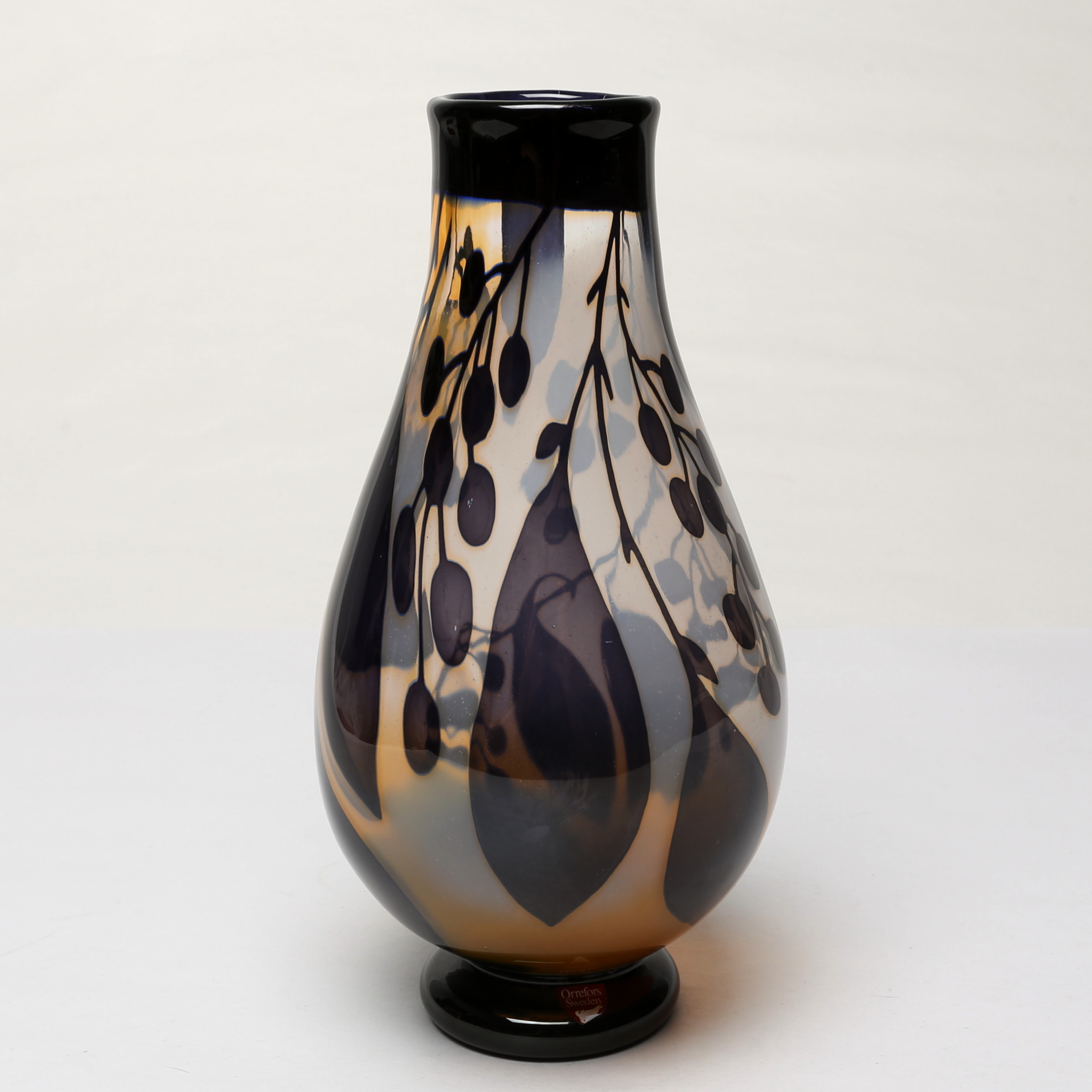 EVA ENGLUND. TILLSKRIVEN. VAS, glas, endast signerad JK Orrefors 85.