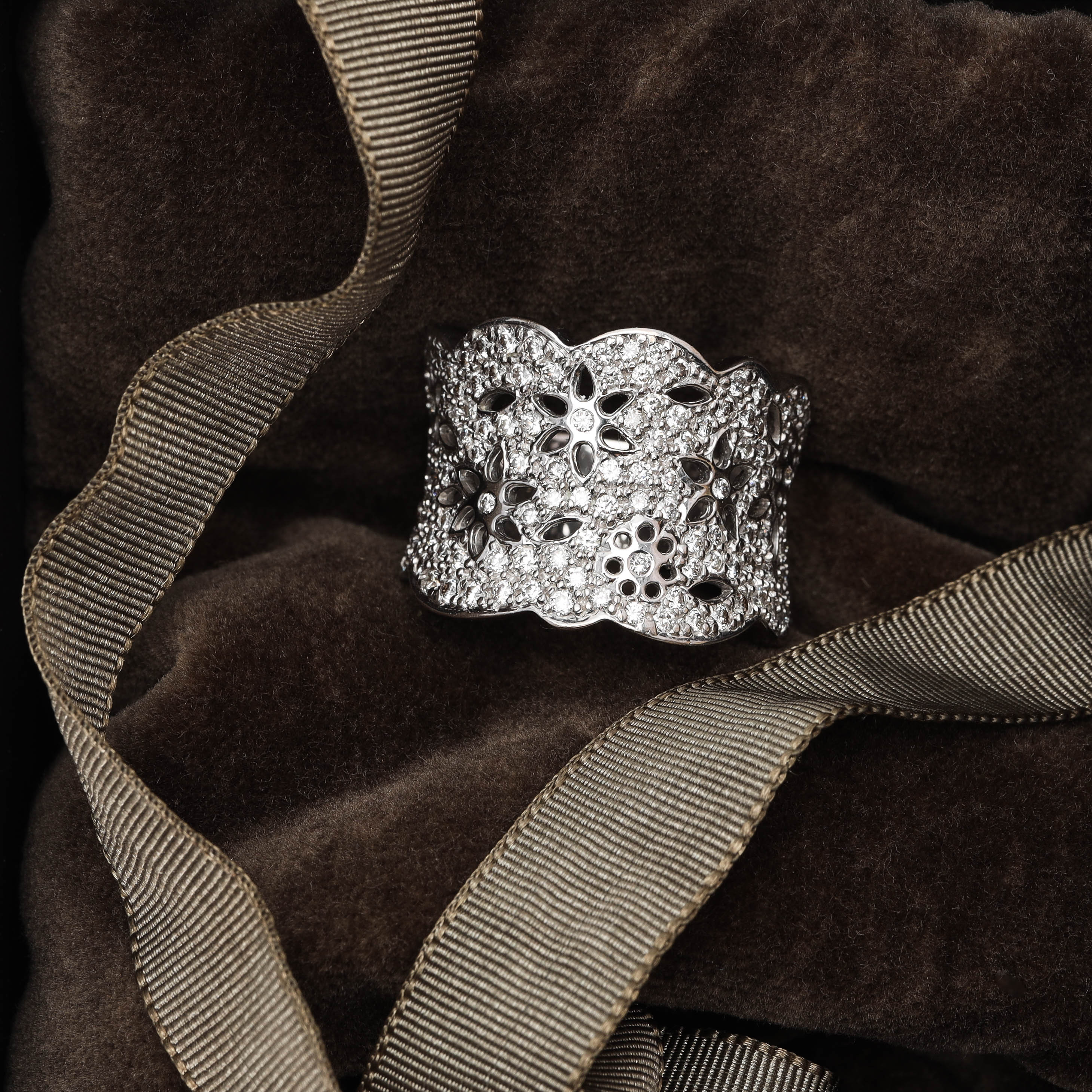 CHARLOTTE LYNGGAARD. Ring, "Lace", 18 k vitguld med diamanter 1,65 ct enligt gravyr.
