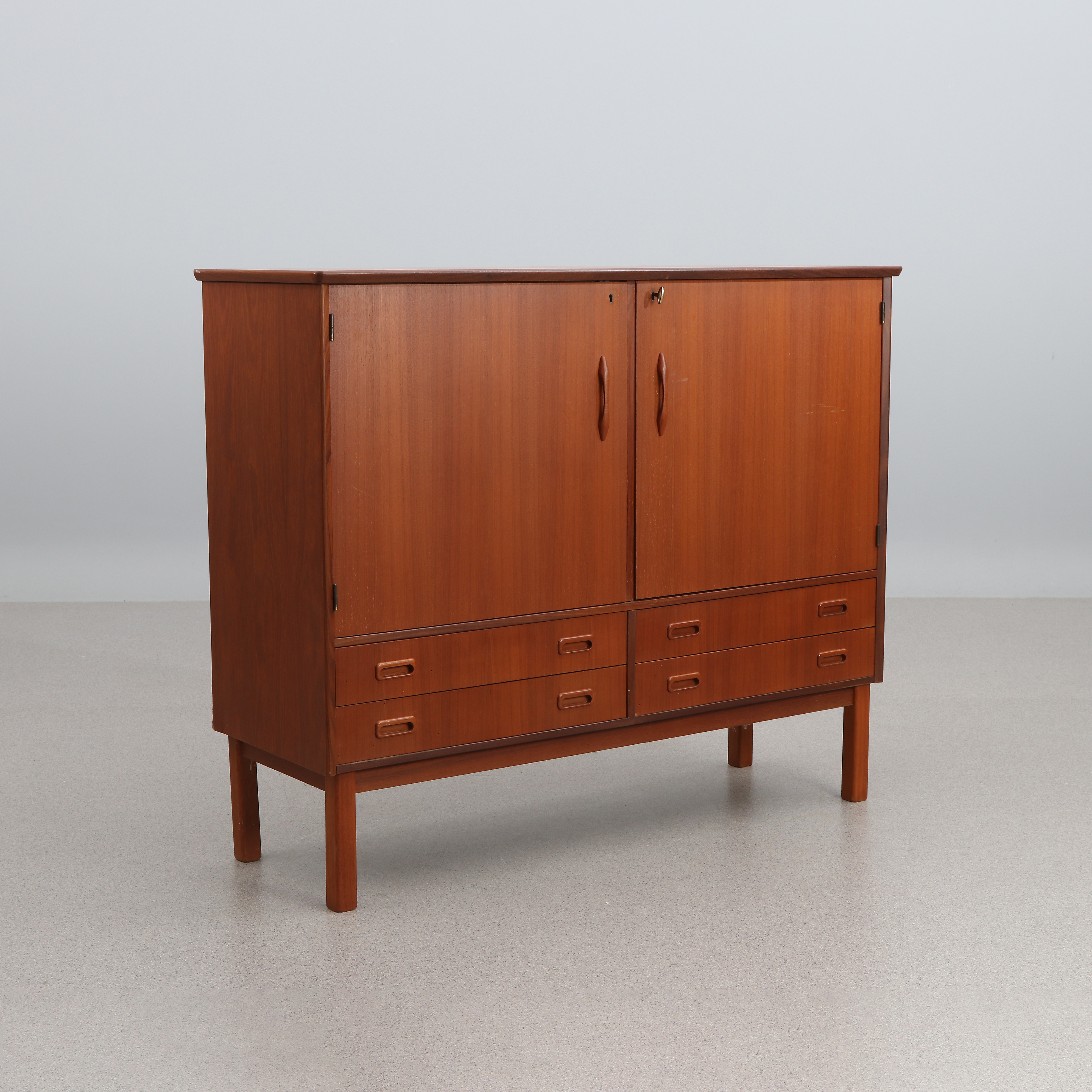 SKÅP. Teak. 1960-tal. Omärkt.