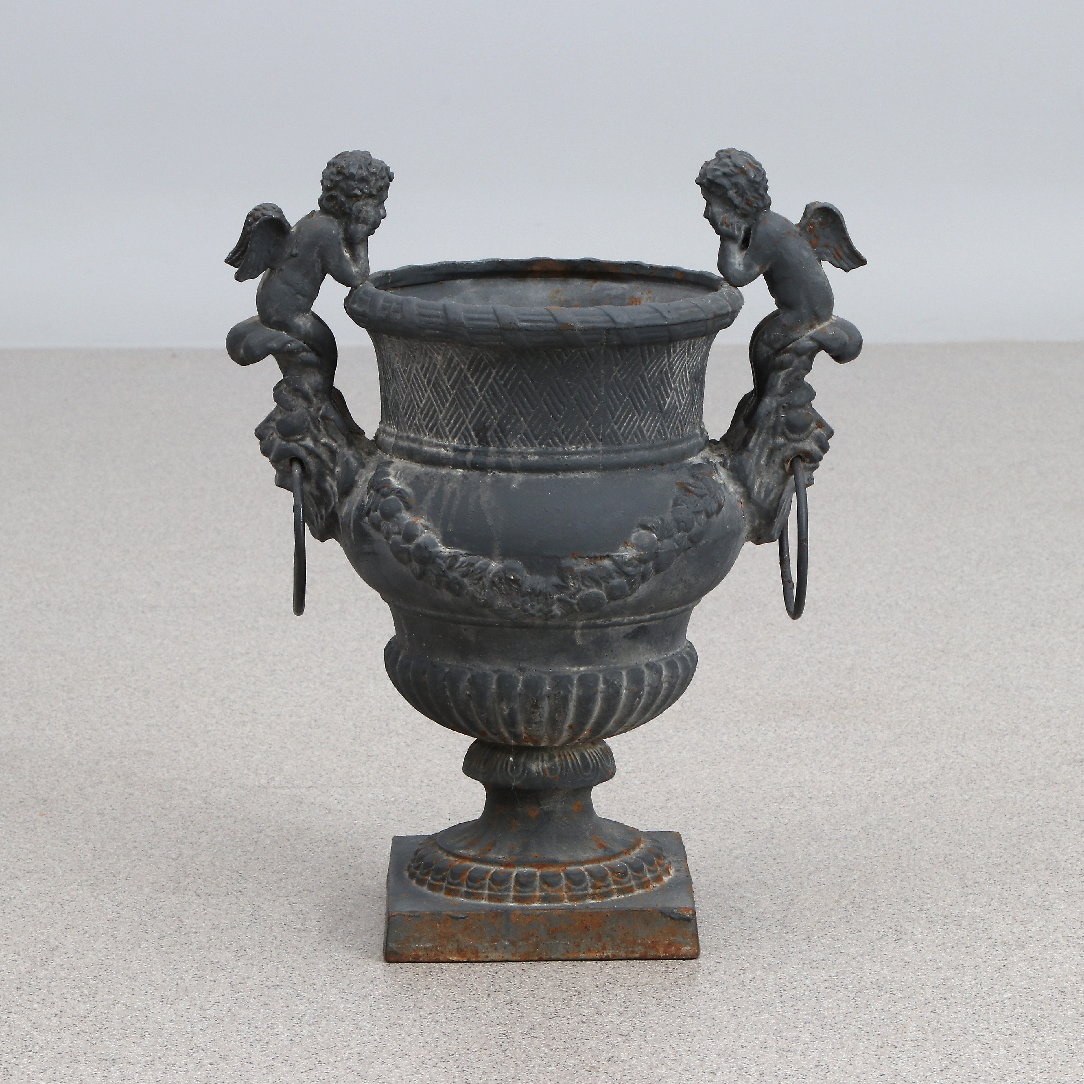 TRÄDGÅRDSURNA. Bemålat gjutjärn. 1900-tal.