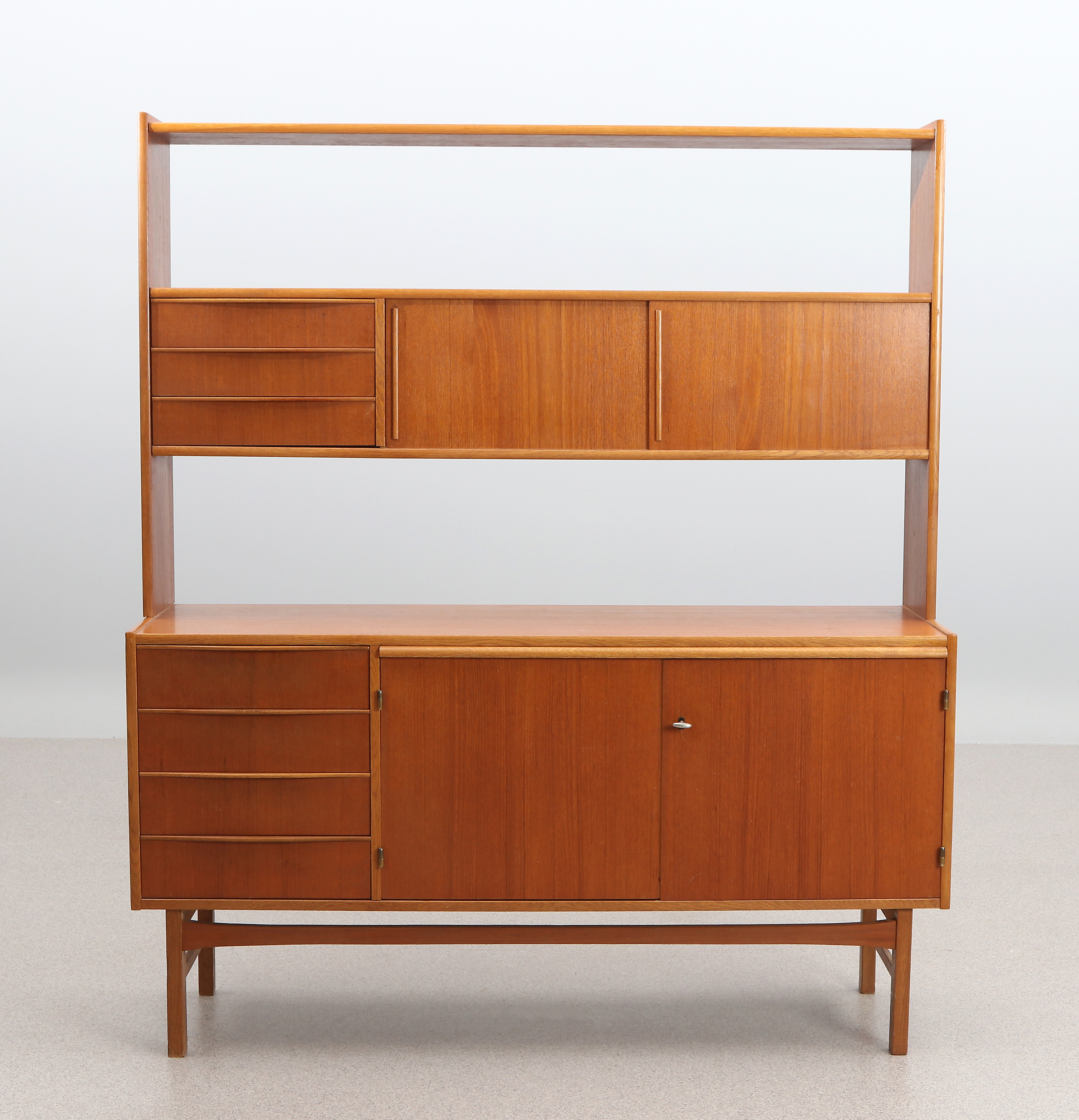 HYLLA. Teak och ek. 1960-tal. Omärkt.