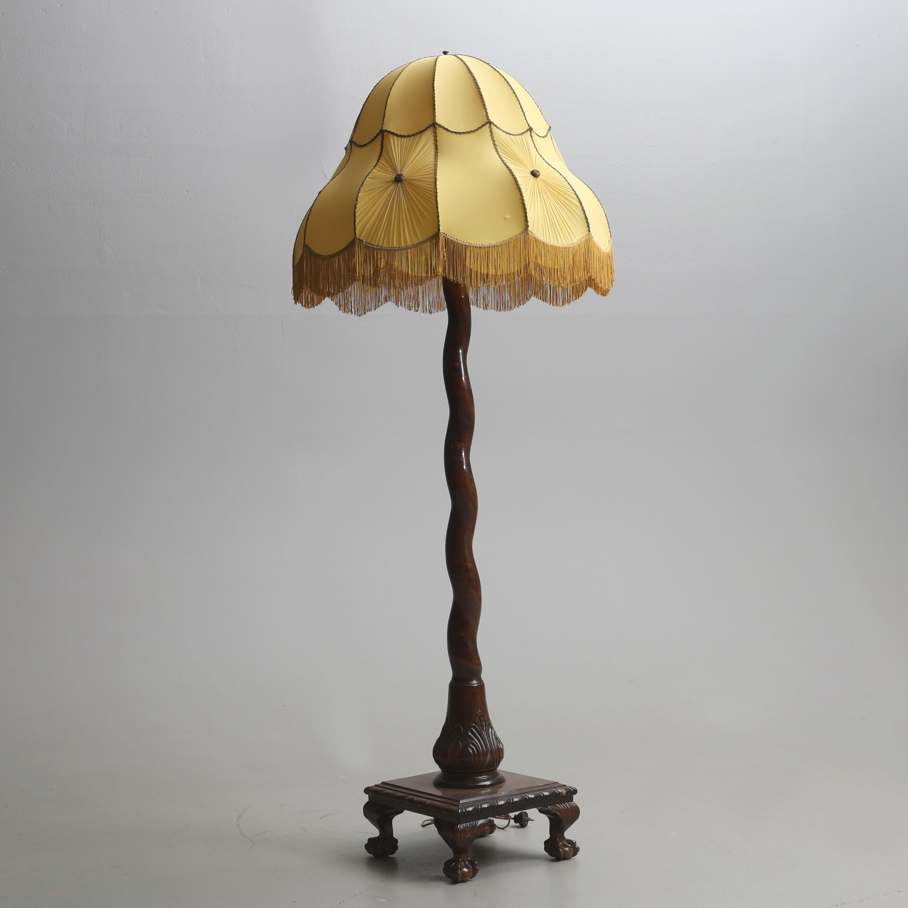 GOLVLAMPA, skruvad fot, 1900-talets första hälft.
