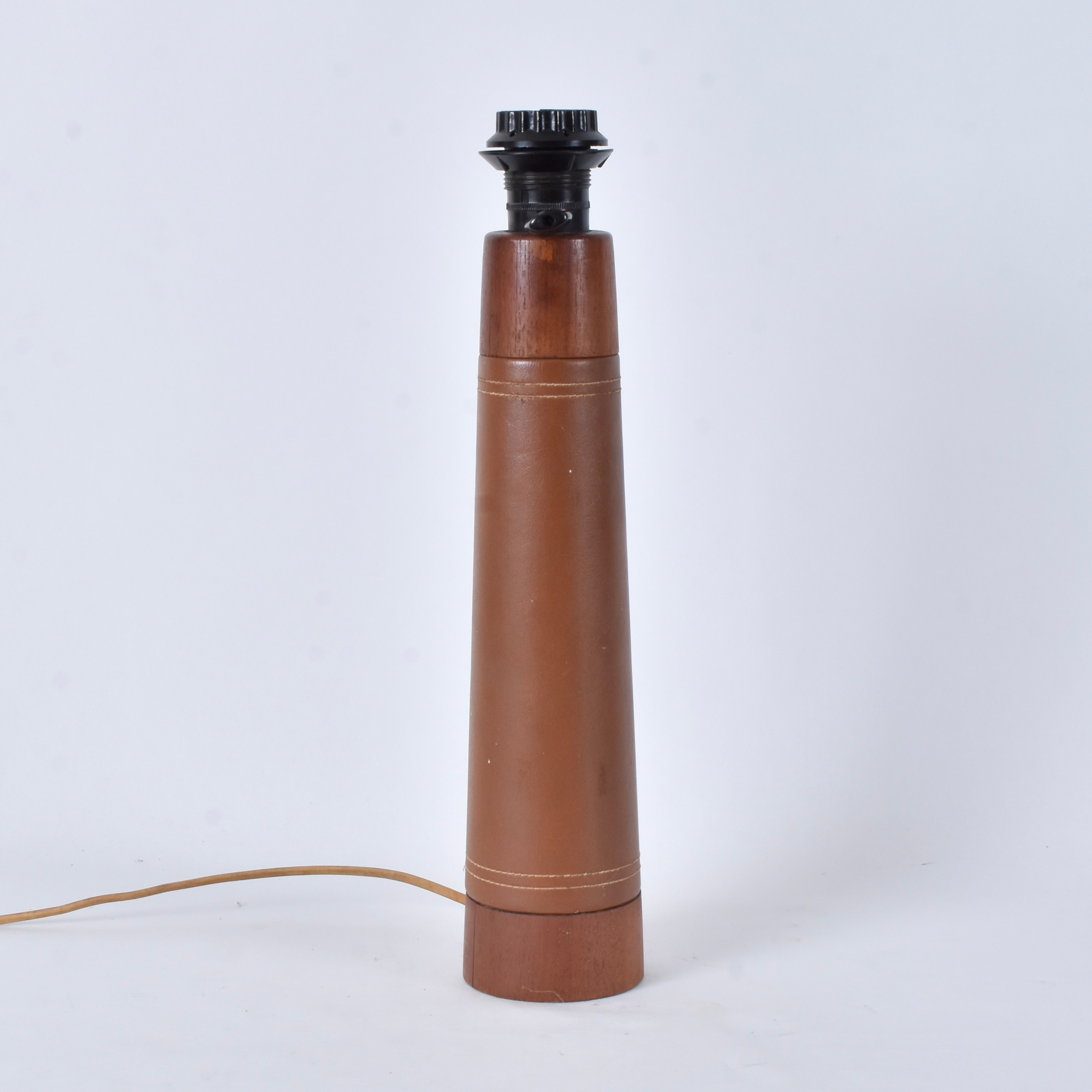 BORDSLAMPA, läder/teak, 1950/1960-tal.