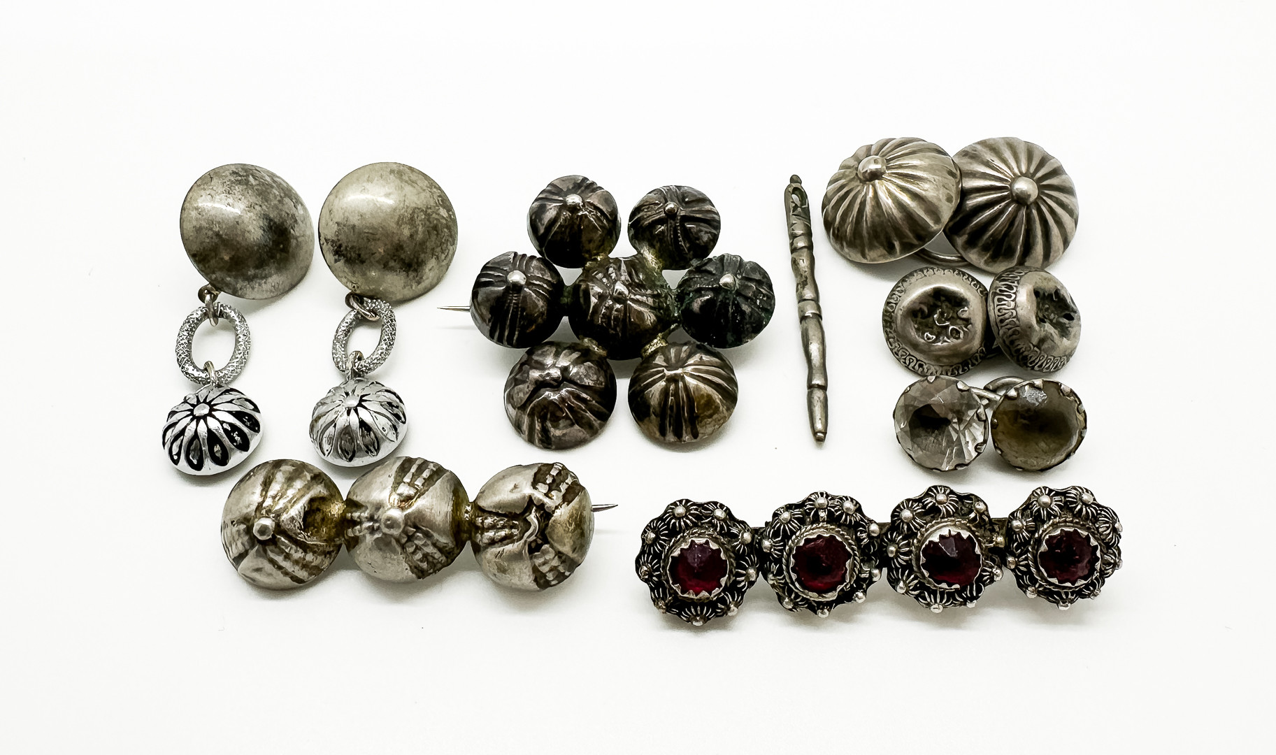 Dräktsmycken. Silver.