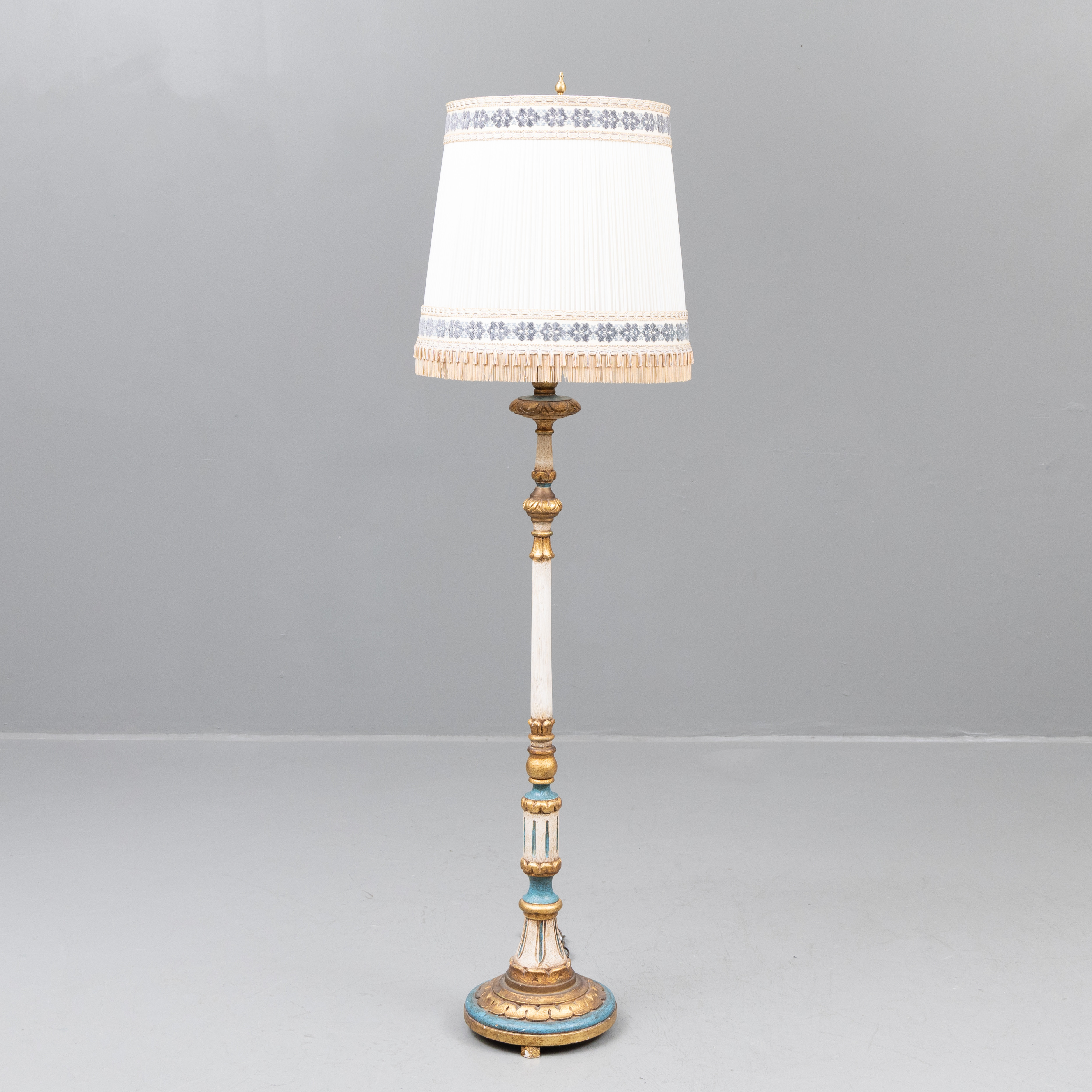 GOLVLAMPA, skuret, bemålat samt delvis förgyllt trä, 1900-tal.