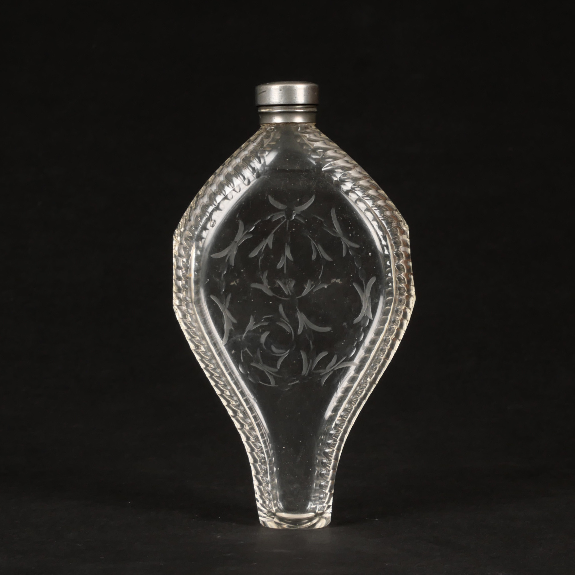 JAKTFLASKA/PLUNTA, glas med slipad dekor, troligen England 1800-tal.