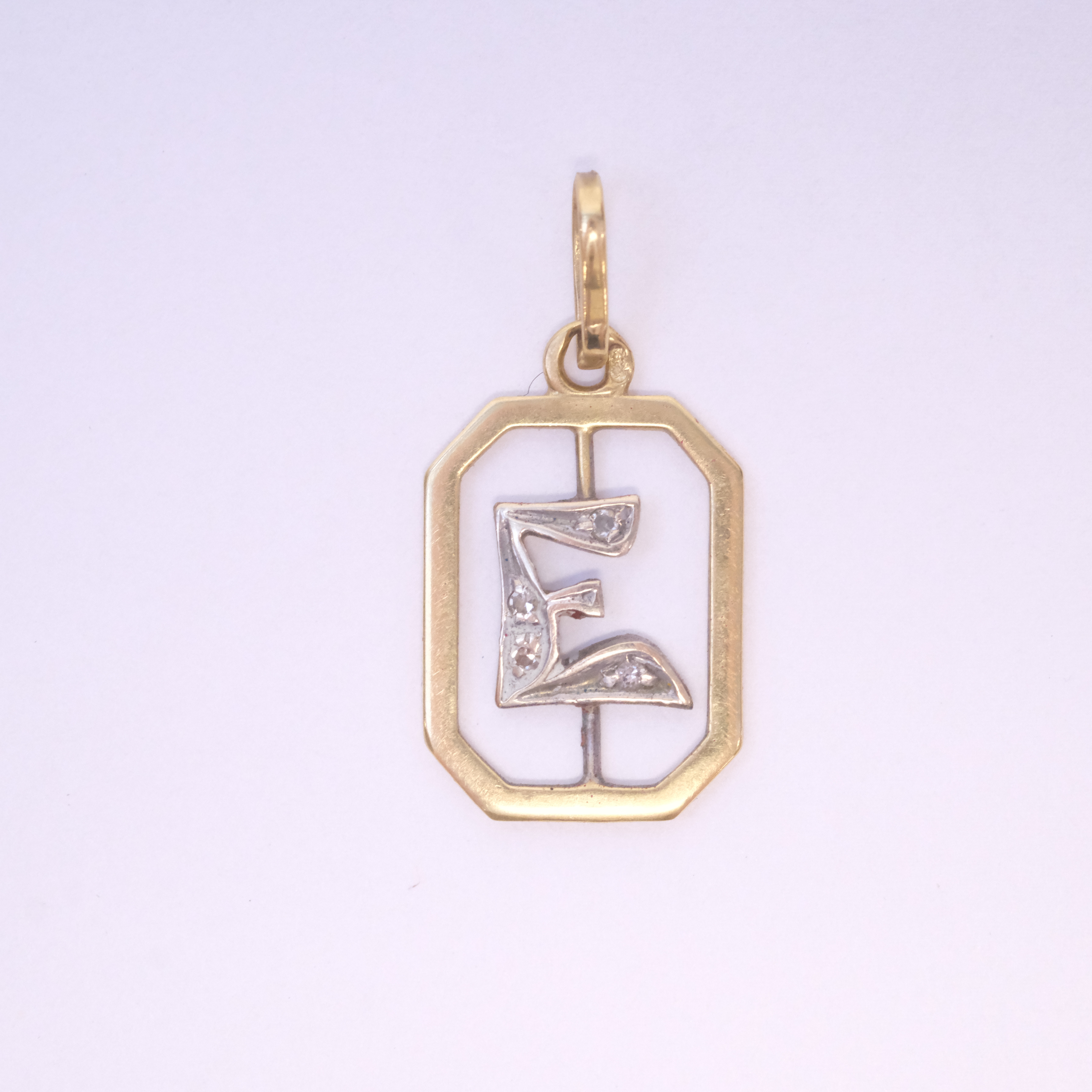 BOKSTAVSHÄNGE MED DIAMANTER, 18K GULD.