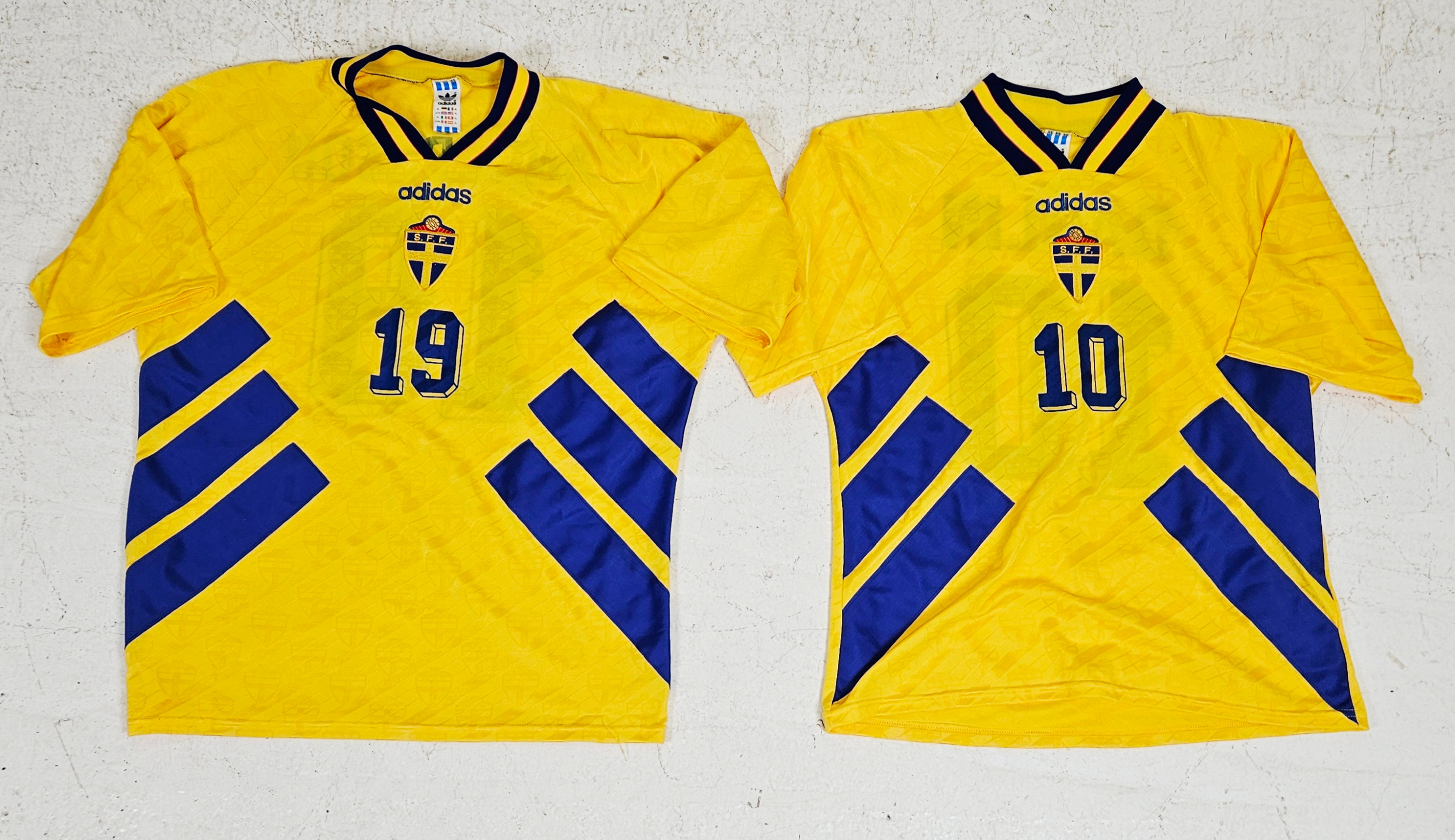 FOTBOLLSTRÖJOR, 2 st, Svenska fotbollslandslaget 1994.