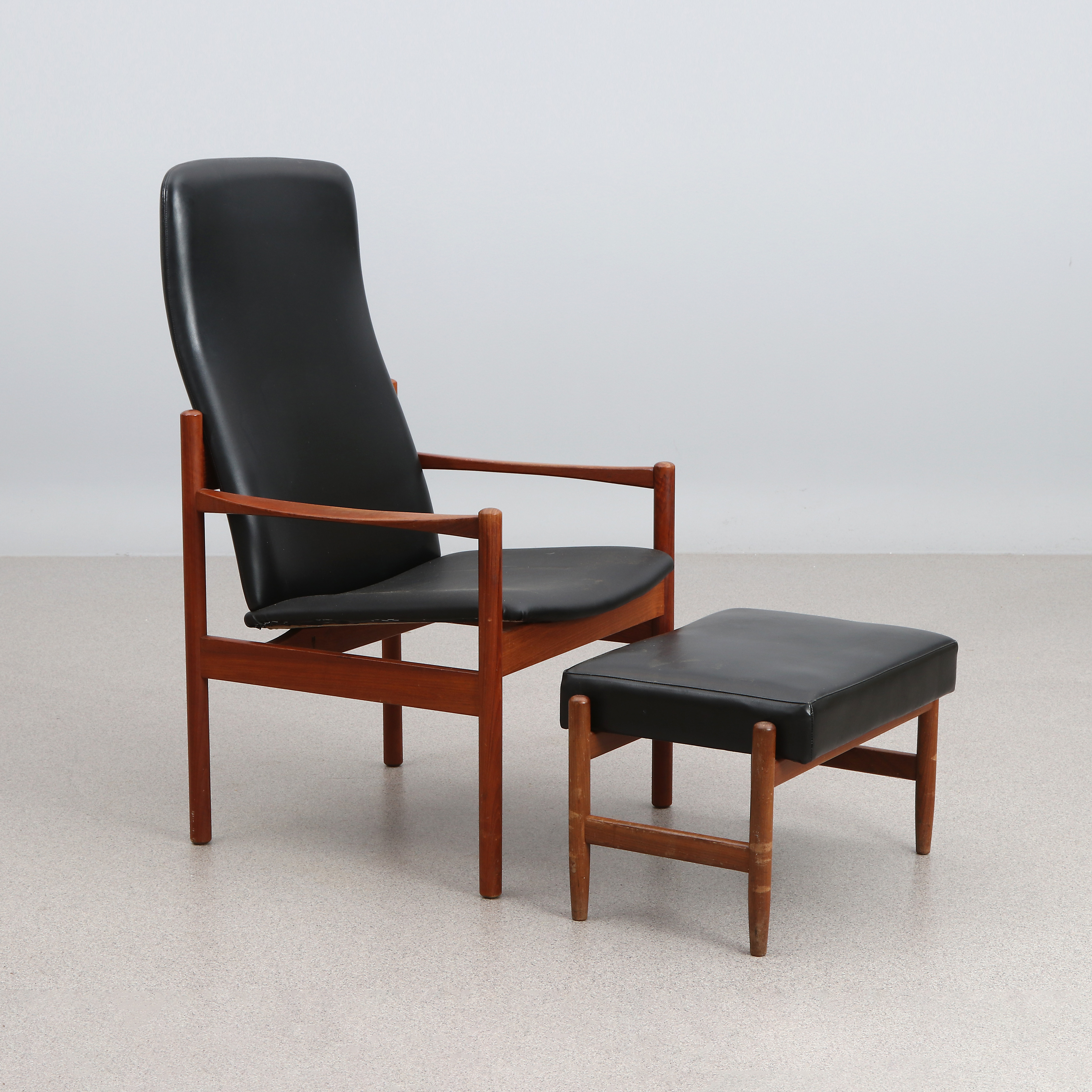 FÅTÖLJ MED FOTPALL. Teak med svart galonklädsel. 1960-tal.