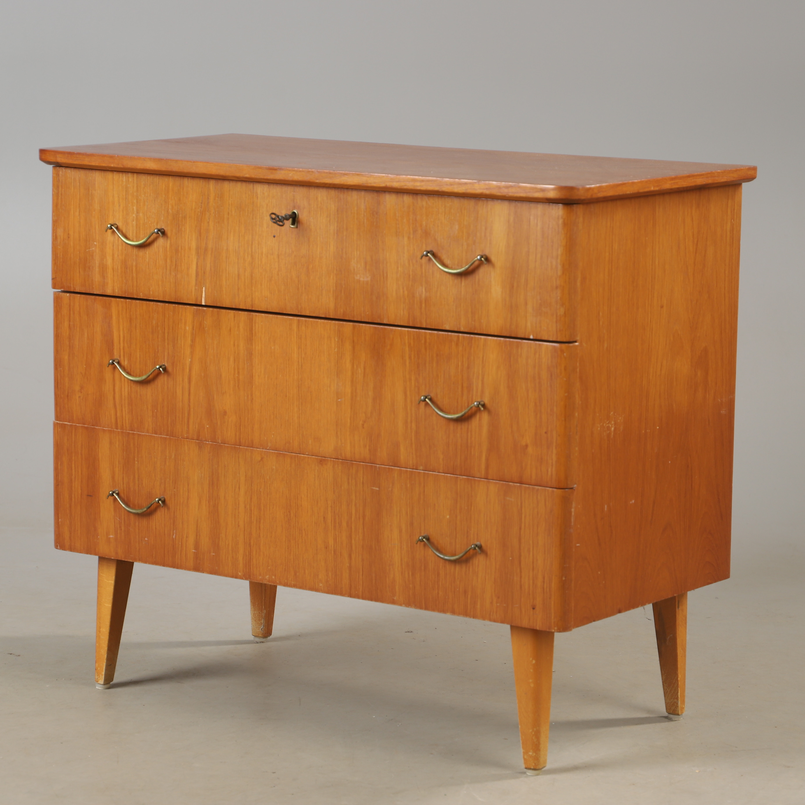 BYRÅ, 3-lådig, teak och bok, 1900-talets mitt.