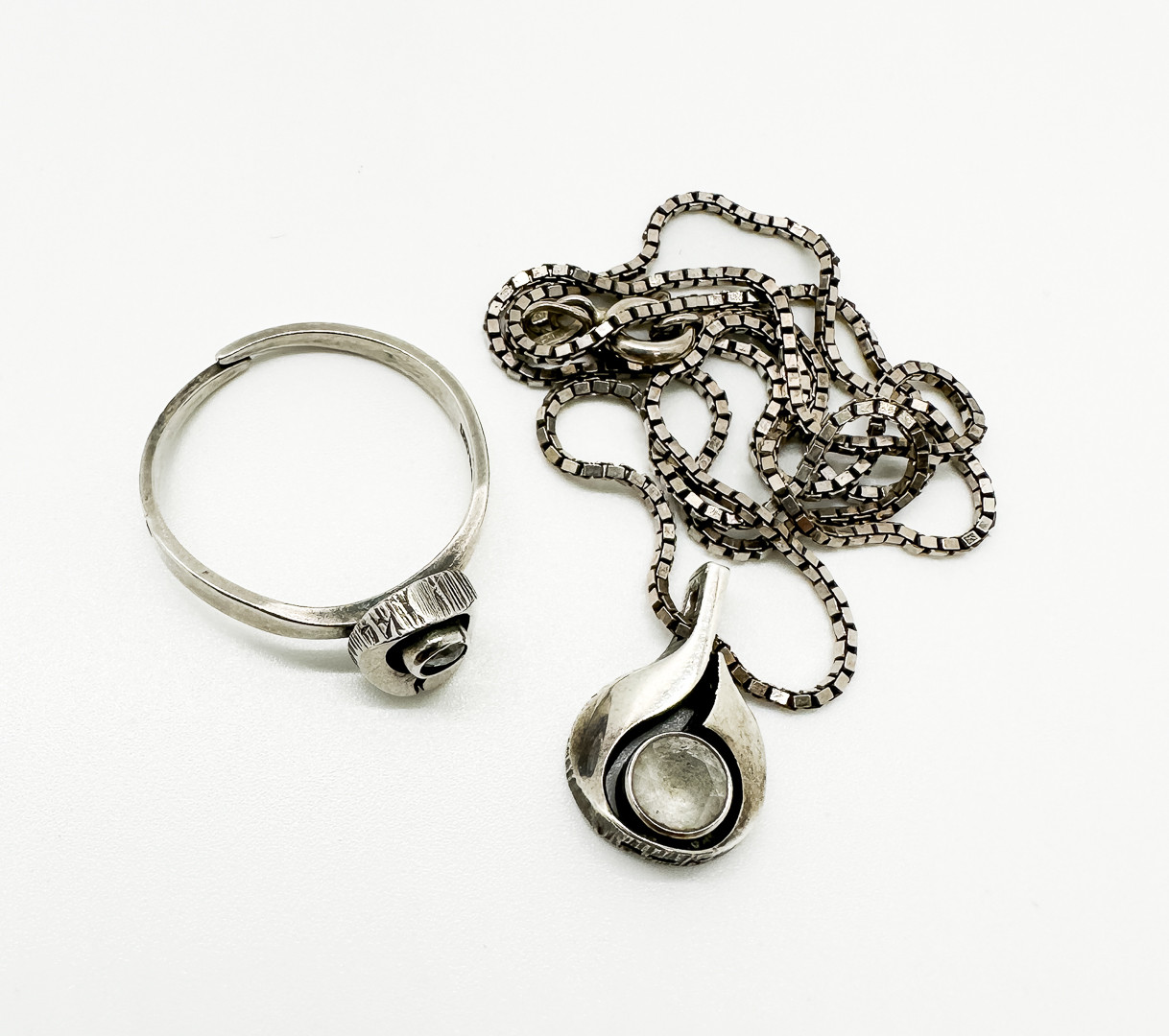 KARL LAINE. Finland. Ring och Hänge+kedja i Silver.
