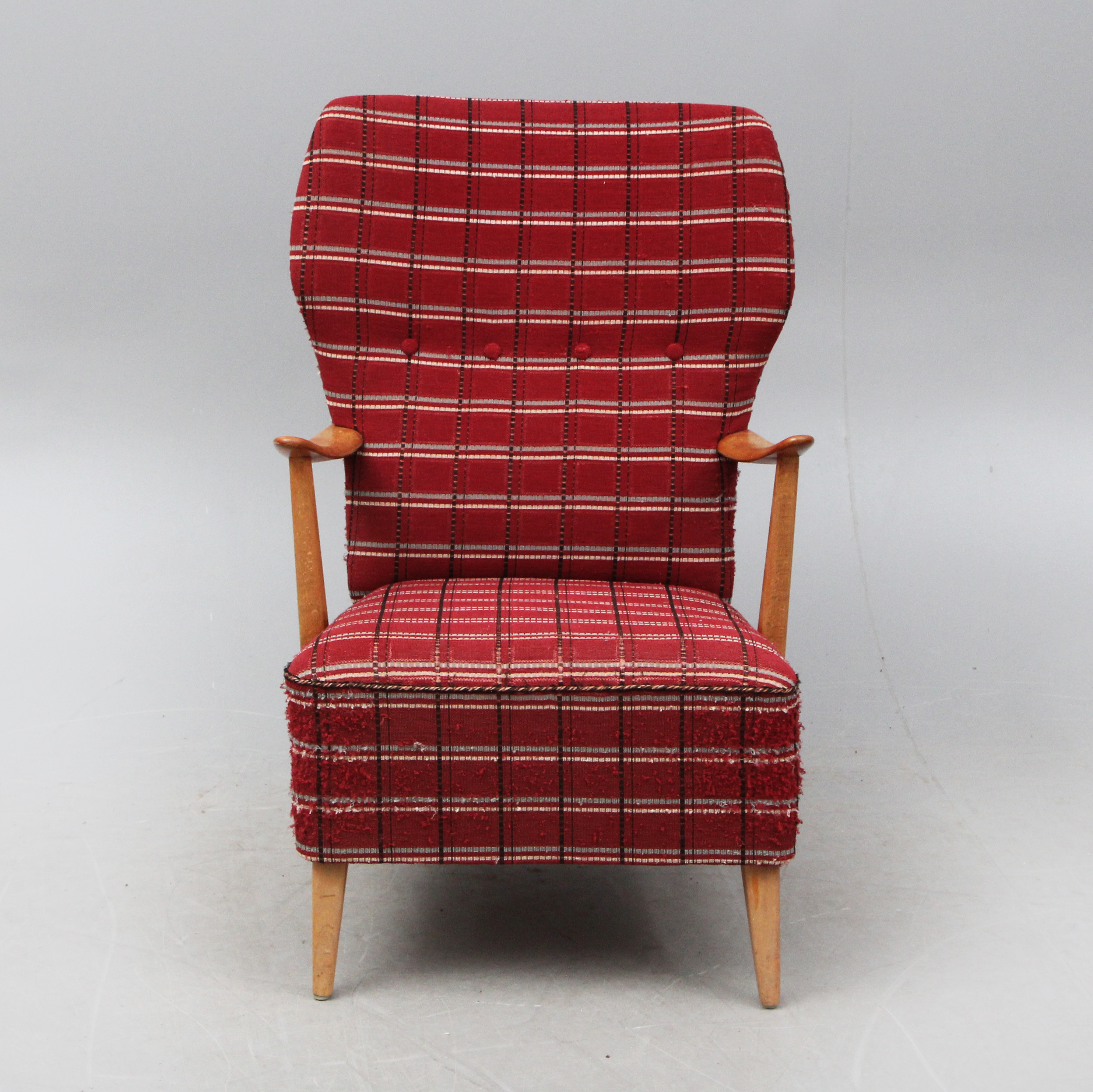 FÅTÖLJ, röd. textil/trä.