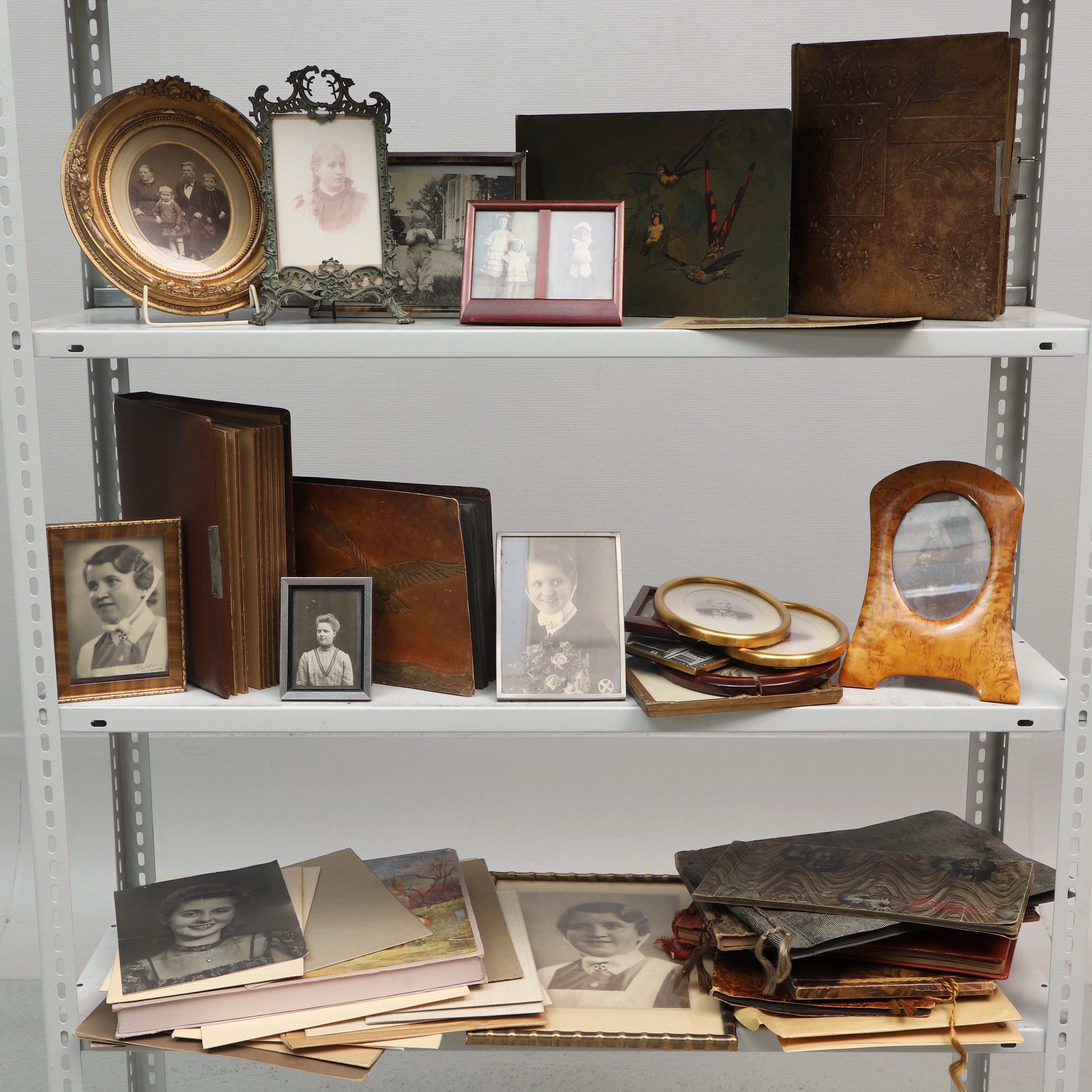 FOTOGRAFIER, parti, bl.a. album, 1800/1900-tal, främst 1900-talets första hälft.
