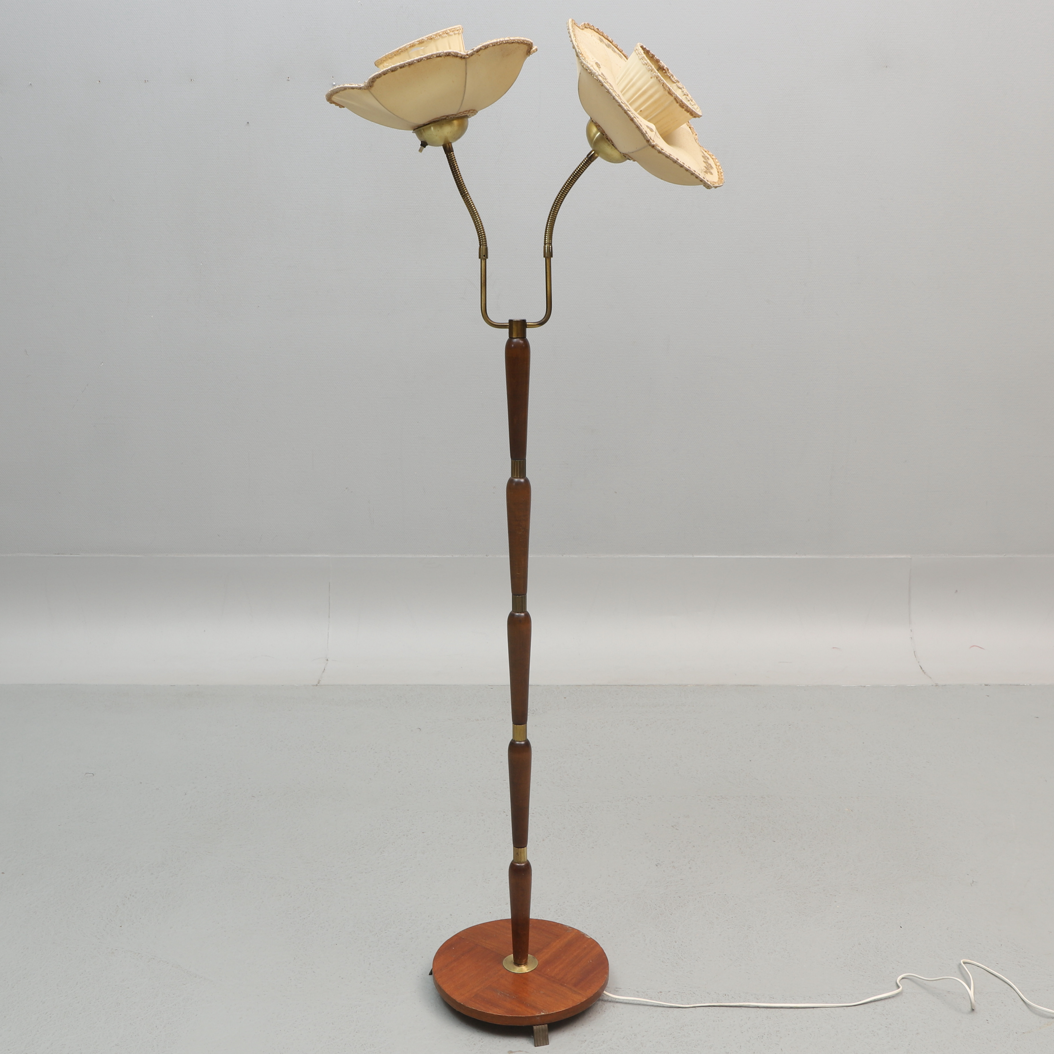 GOLVLAMPA, tvåarmad, teak och mässing, märkt Pagos, 1940/1950-tal.