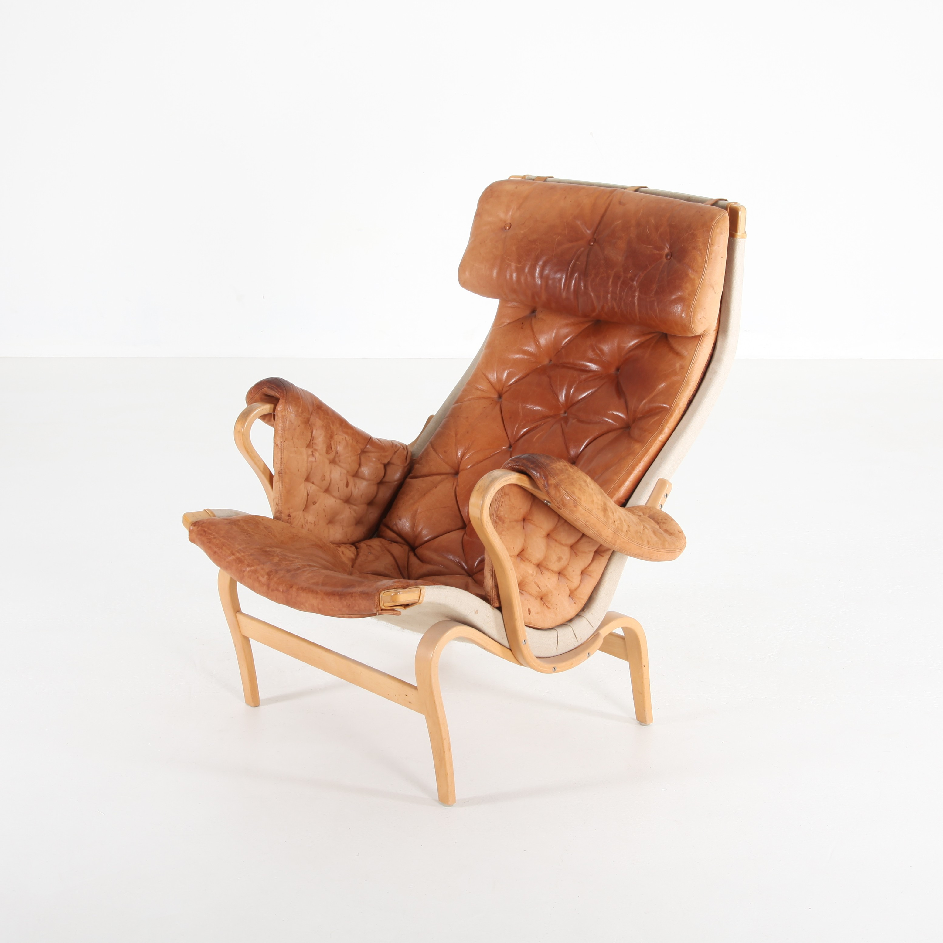 BRUNO MATHSSON. 1907-1988. Fåtölj "Pernilla 69", Dux, 1960-tal.