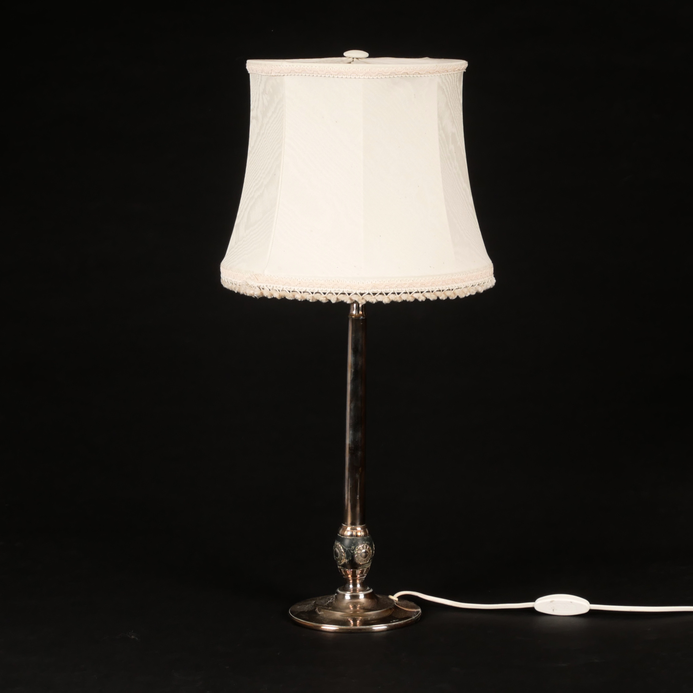 BORDSLAMPA, nysilver med textilskärm, 1900-talets andra kvartal.
