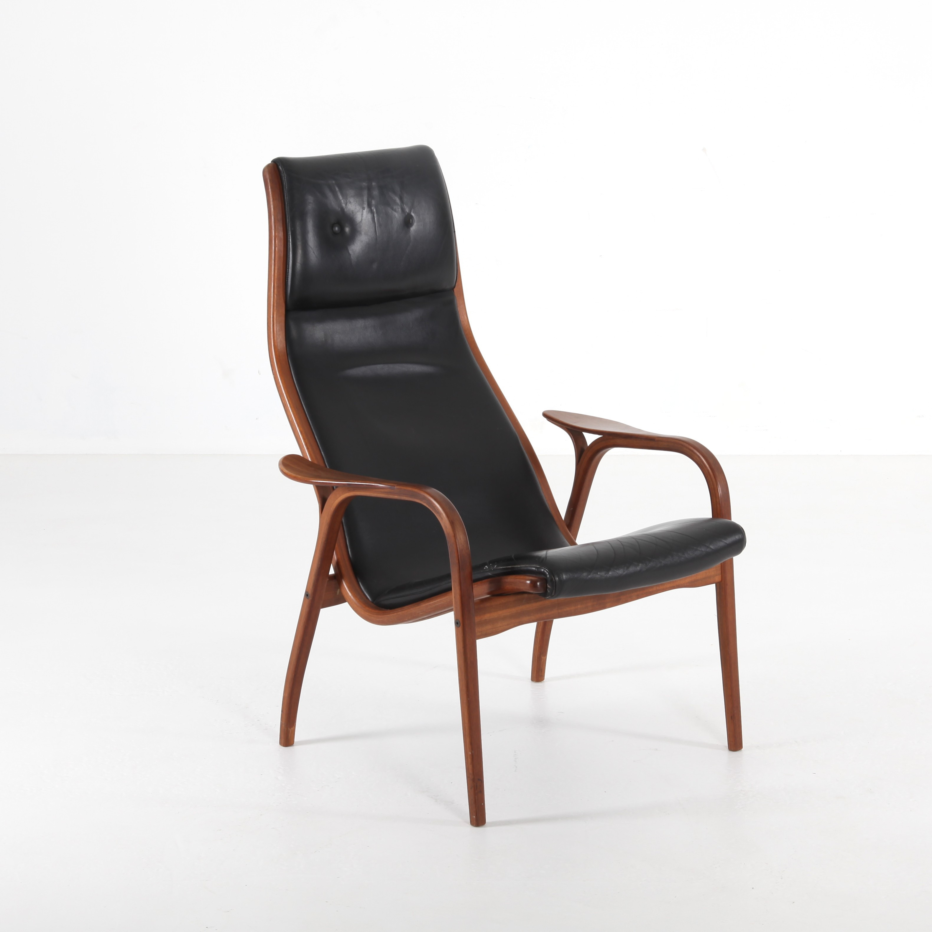 YNGVE EKSTRÖM. 1913-1988. Fåtölj "Lamino", teak och svart skinn, Swedese.