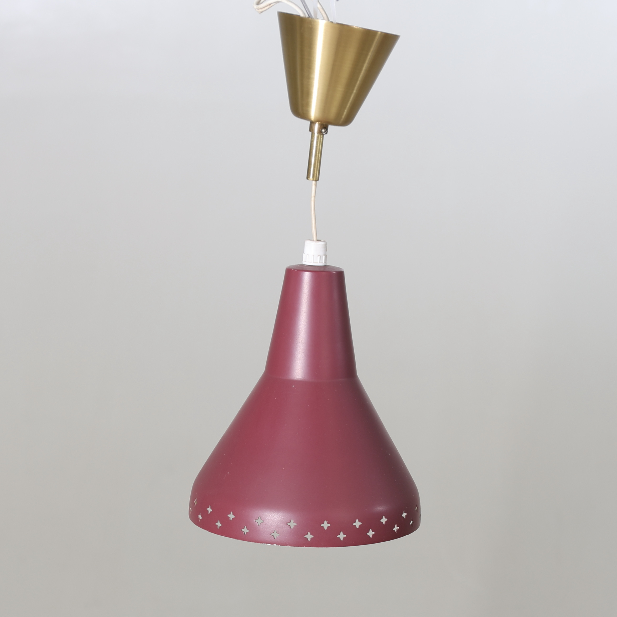TAKLAMPA, lackerad metall & mässing, 1950-tal.