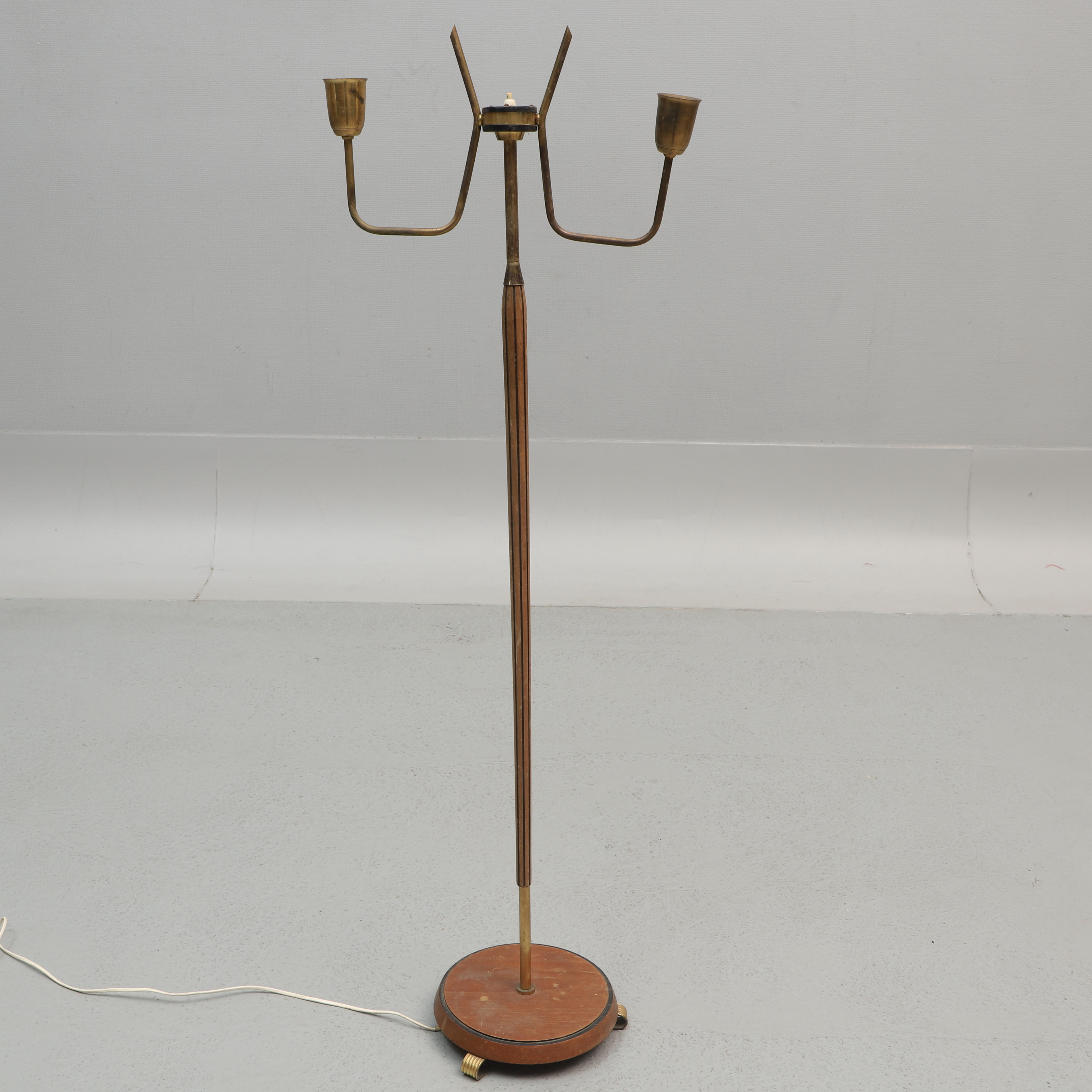 GOLVLAMPA, 2-armad, teak och mässing, 1940/1950-tal.