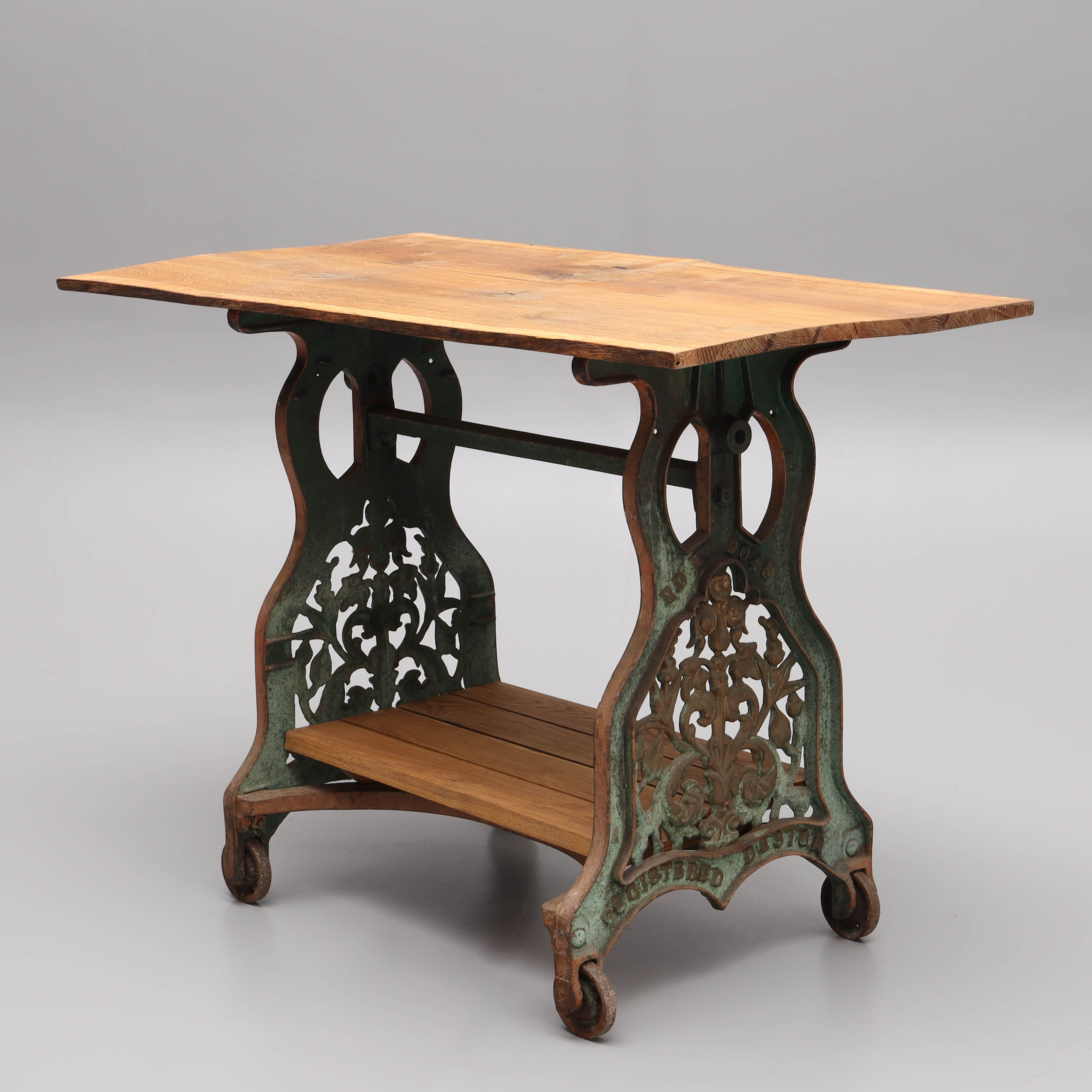 JONAS OZOLINS. "Table", gjutjärn och ek, Creatoriet by Jonas Ozolin, 2022.