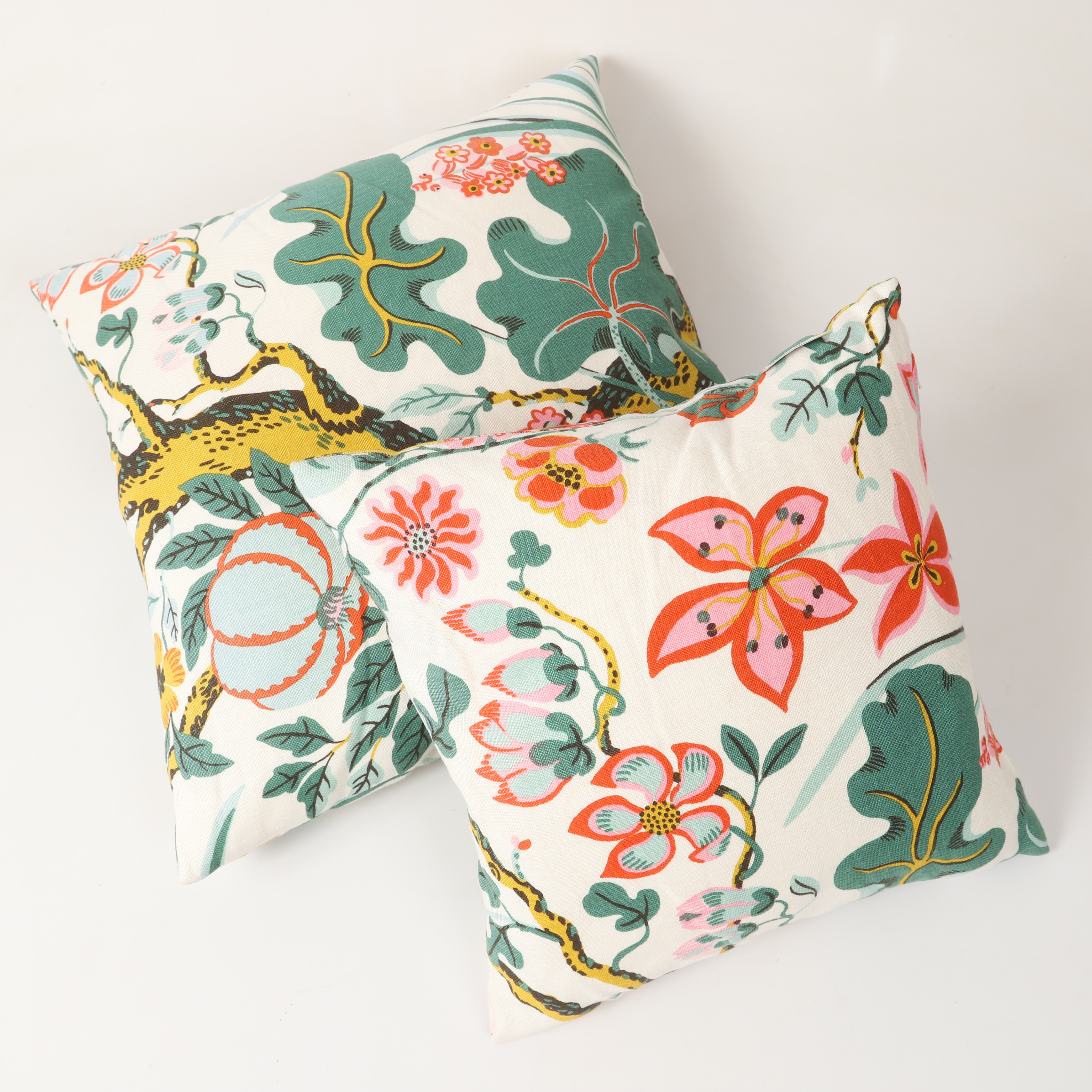 JOSEF FRANK. Kuddar, 2 stycken, "Träd i blom", linne, Firma Svenskt Tenn, Stockholm.