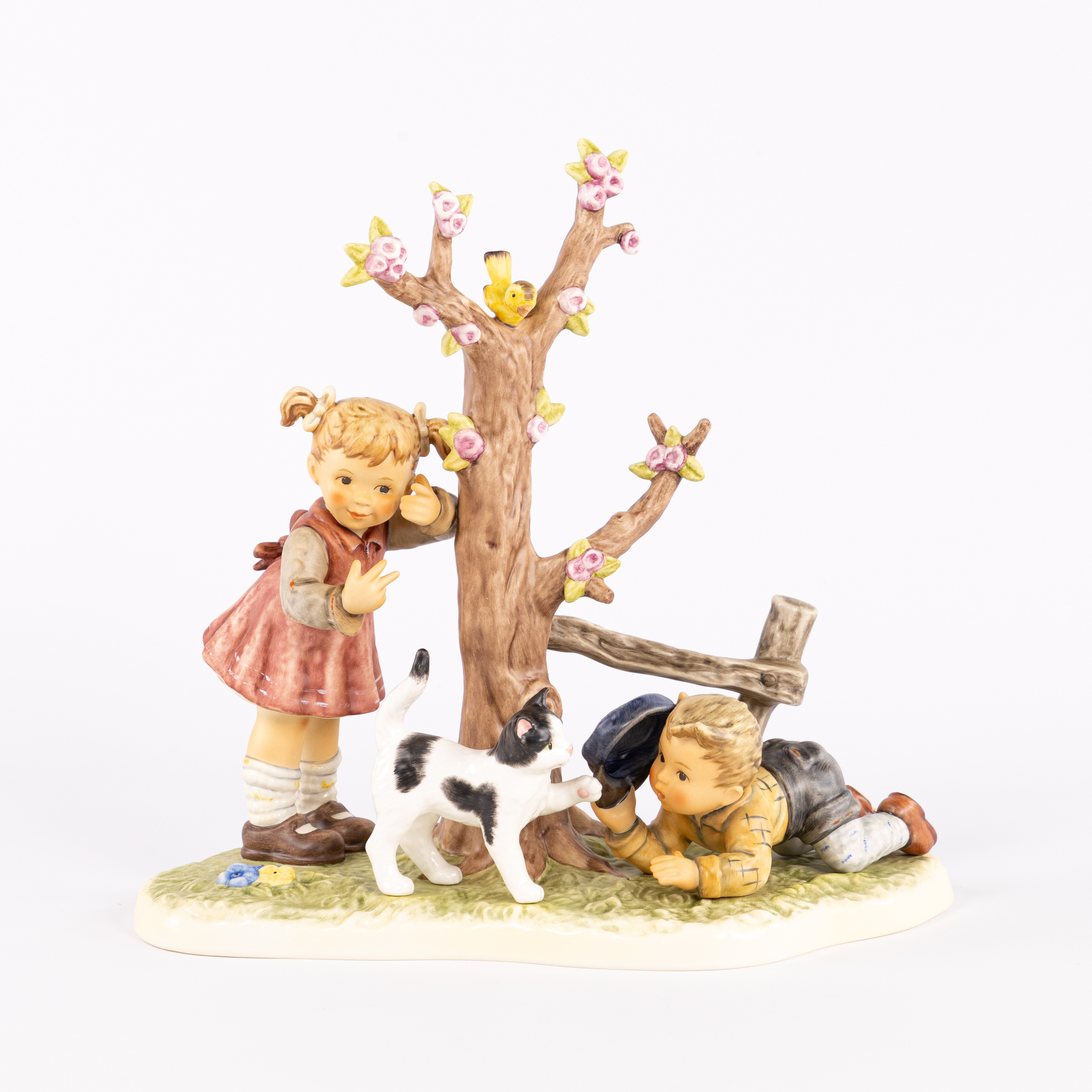 FIGURGRUPP, Hummel, numrerad 355/1999.