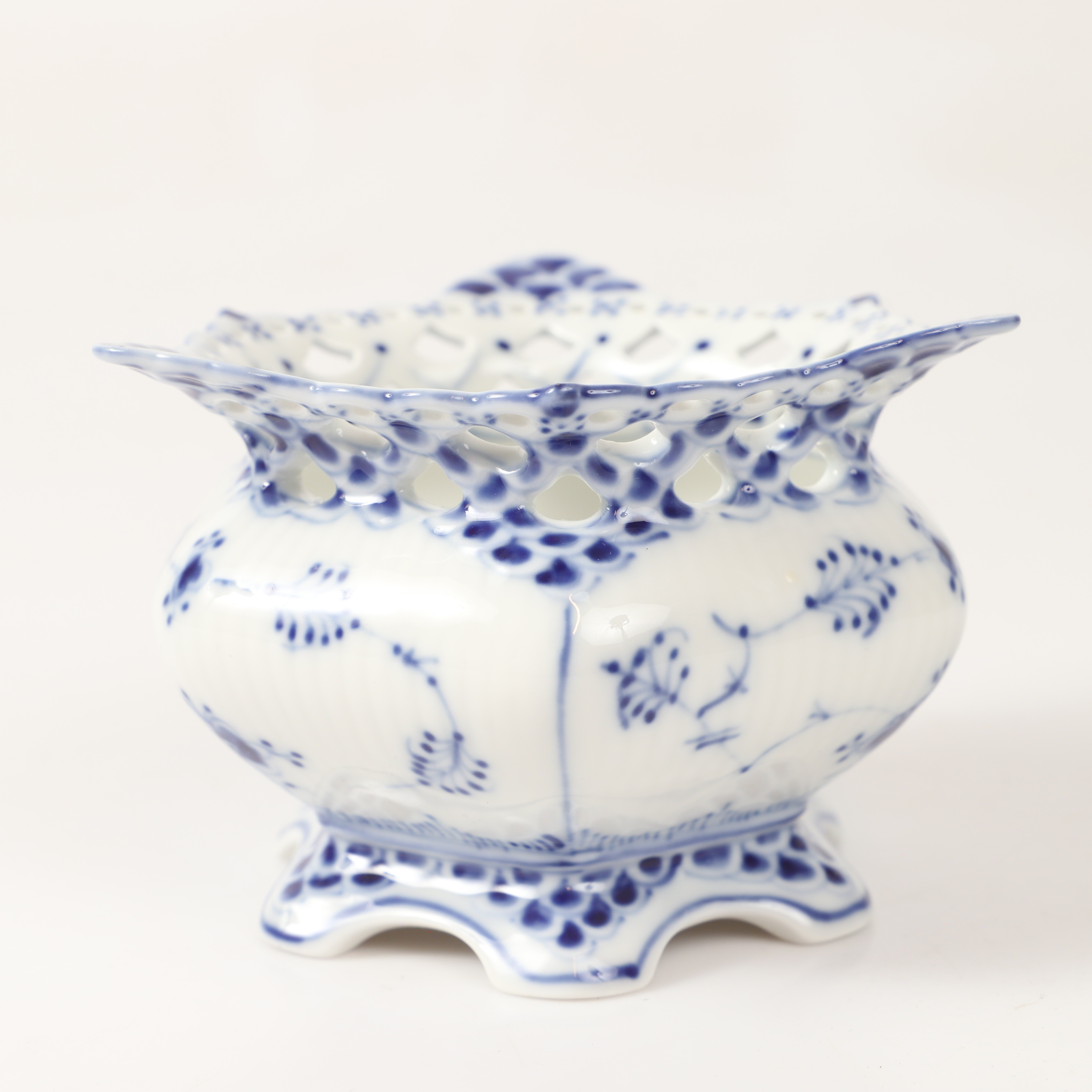 SOCKERSKÅL,"Musselmalet", Royal Copenhagen, Danmark, nr 1113.