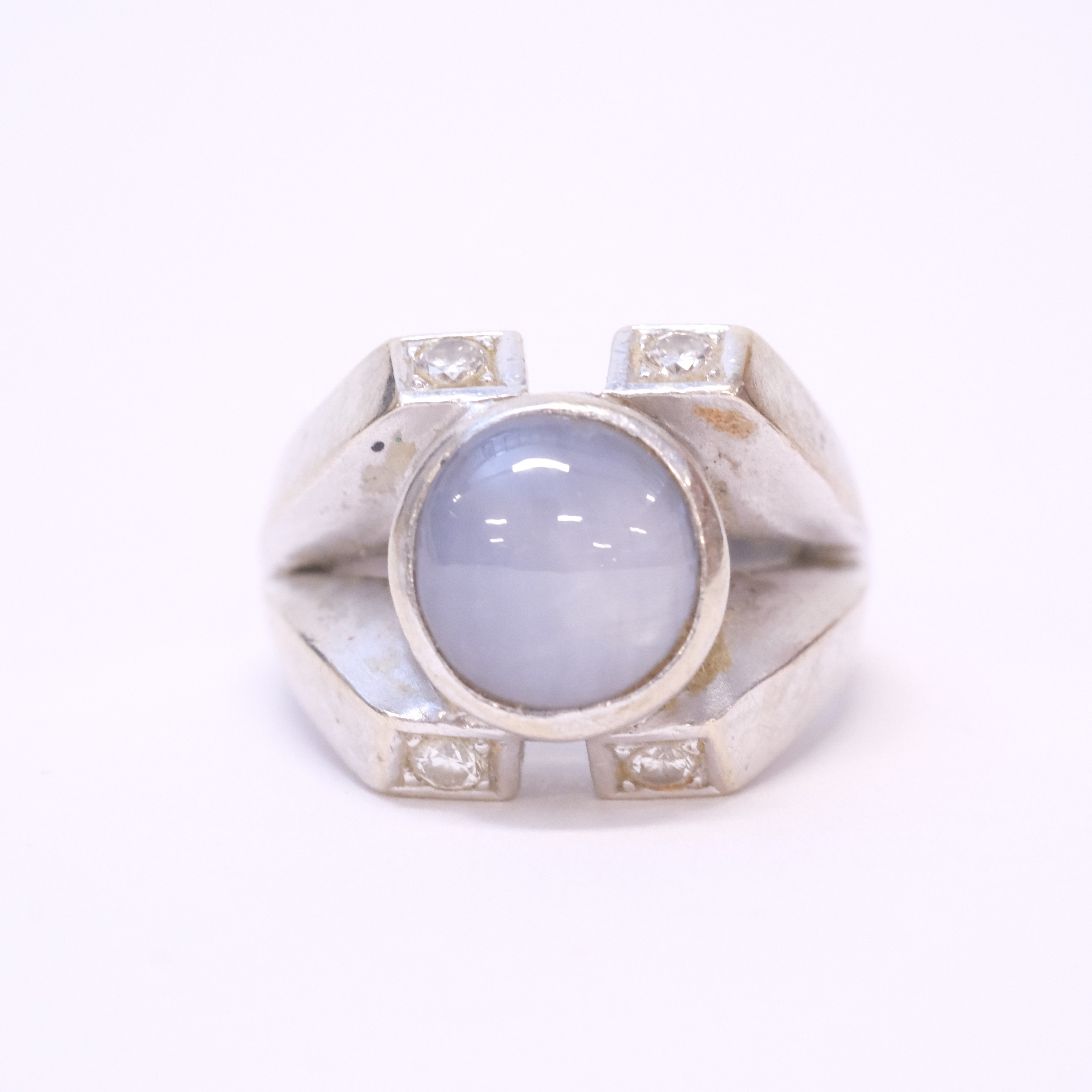 RING MED MÅNSTEN OCH DIAMANTER, 14K VITGULD.