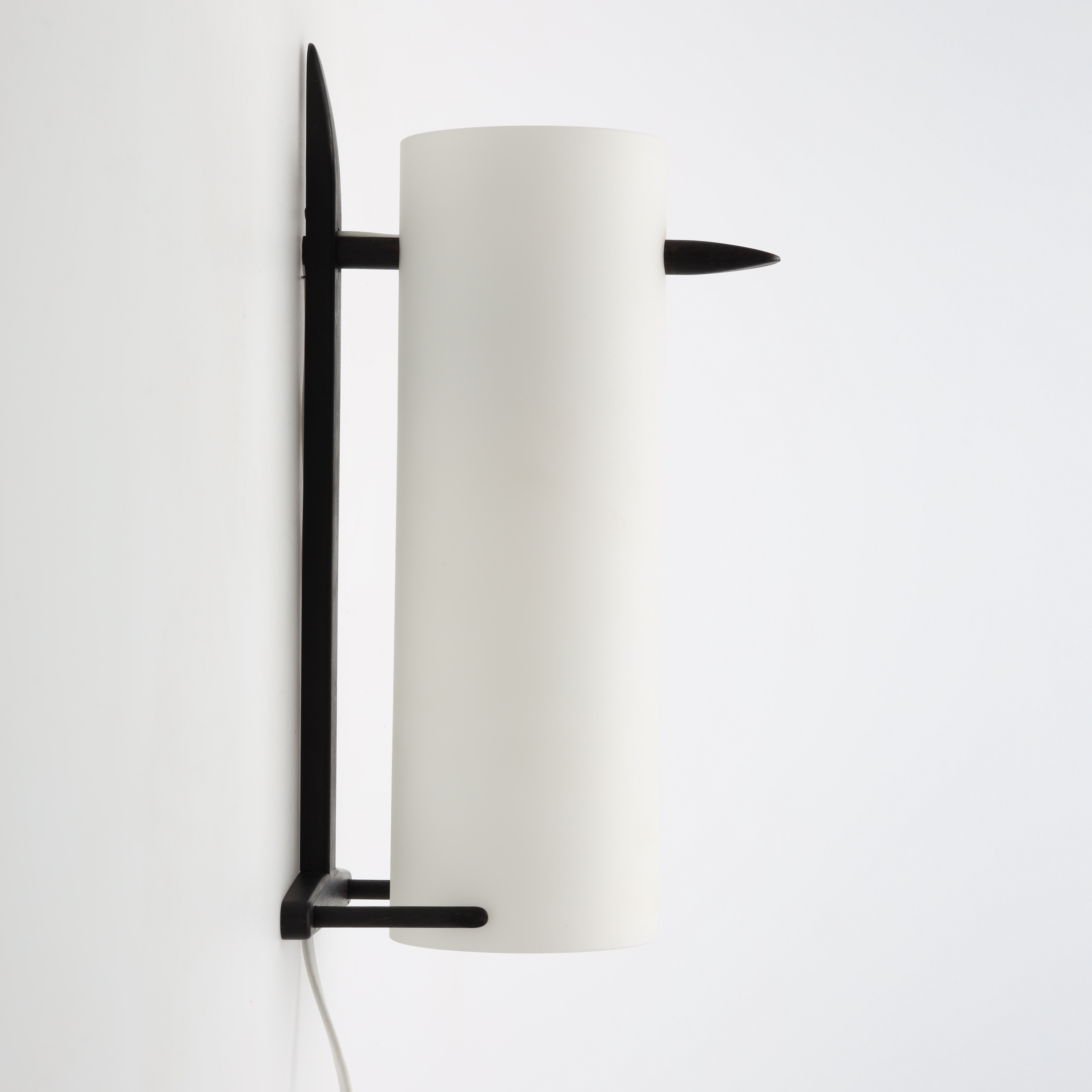 UNO OCH ÖSTEN KRISTIANSSON. VÄGGLAMPA. trä/ opalglas Luxus.