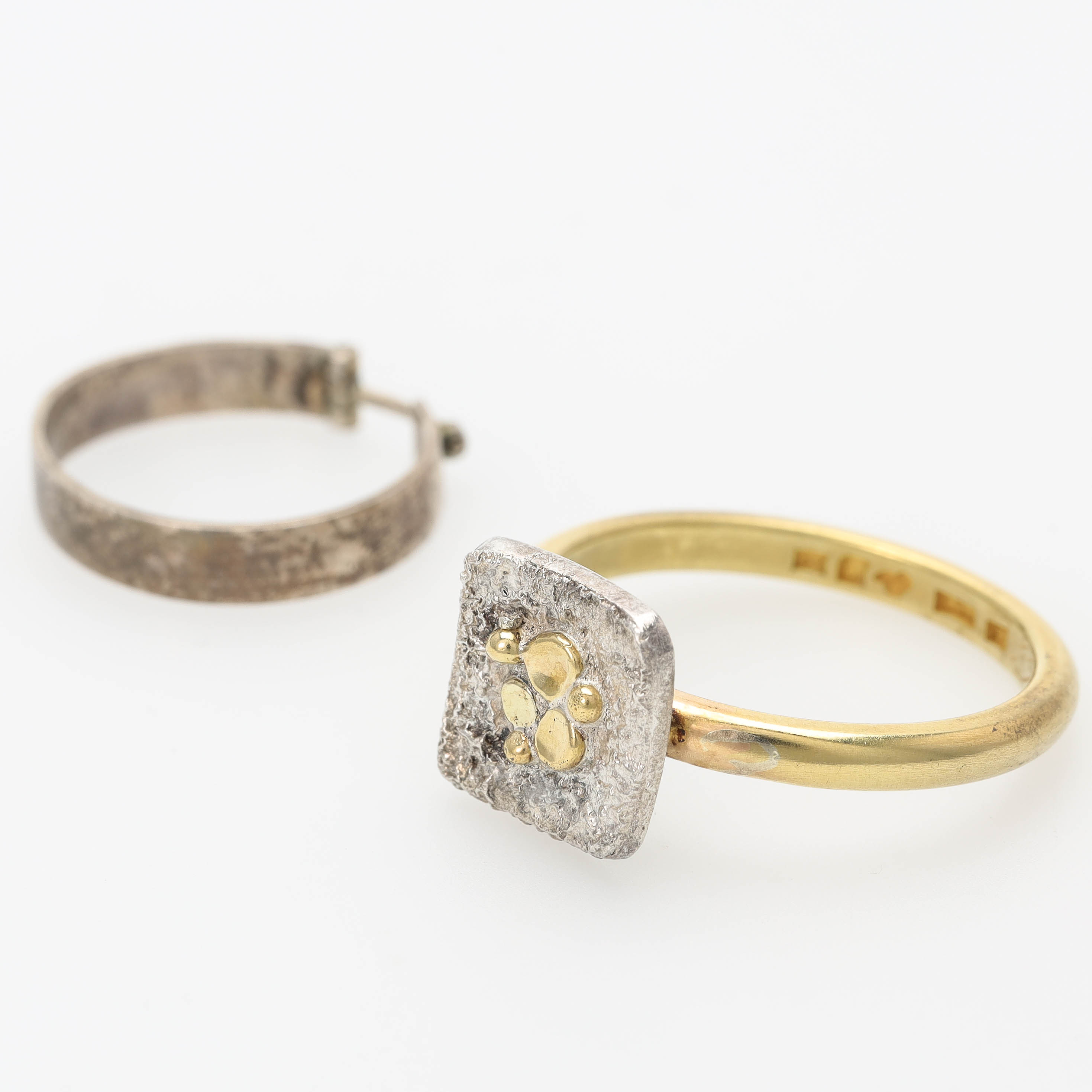 HÖGBERG, 2 delar, omgjord ring samt udda örhänge, 18k guld samt silver, Göteborg.