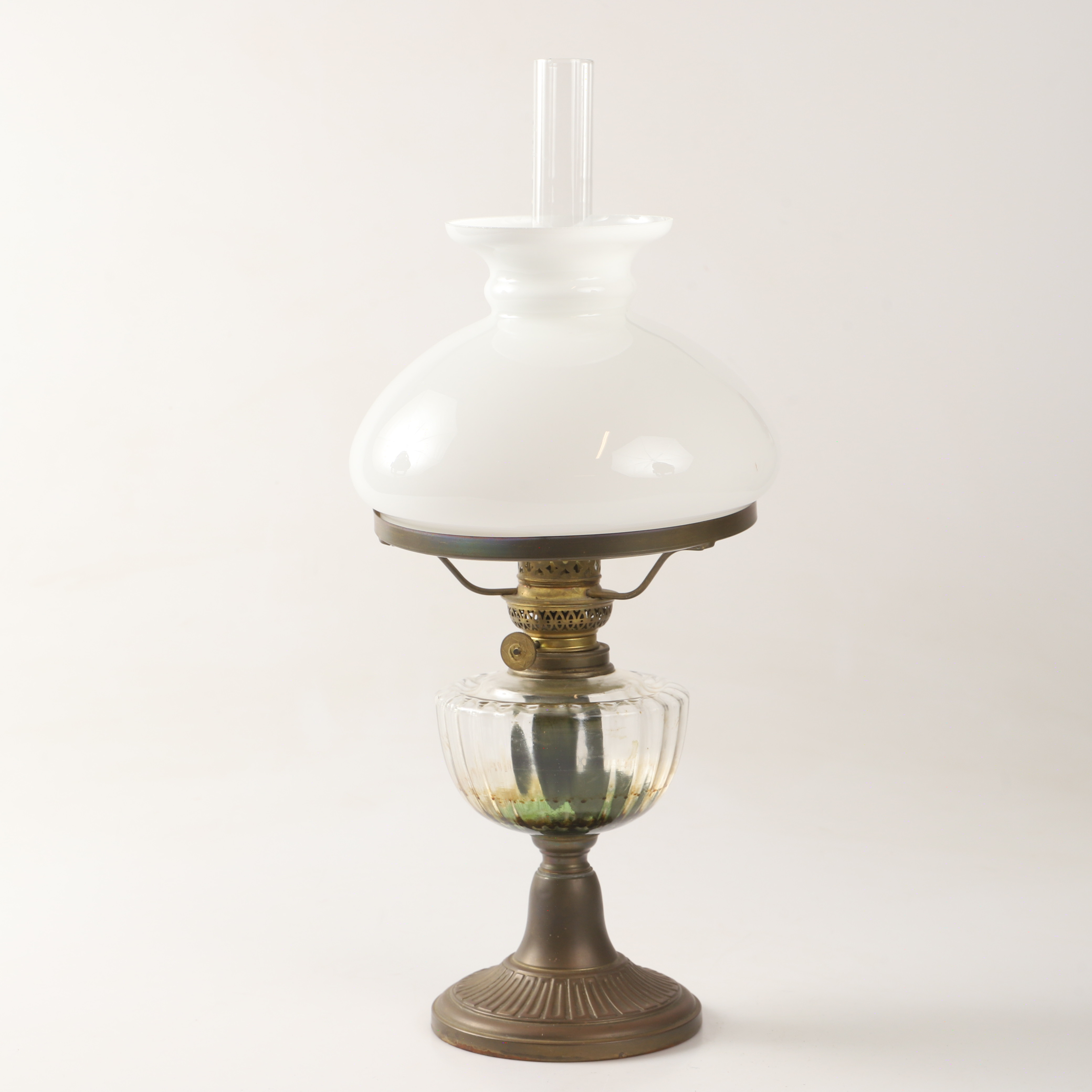 BORDSFOTOGENLAMPA, mässing/glas, 1900-talets första hälft.
