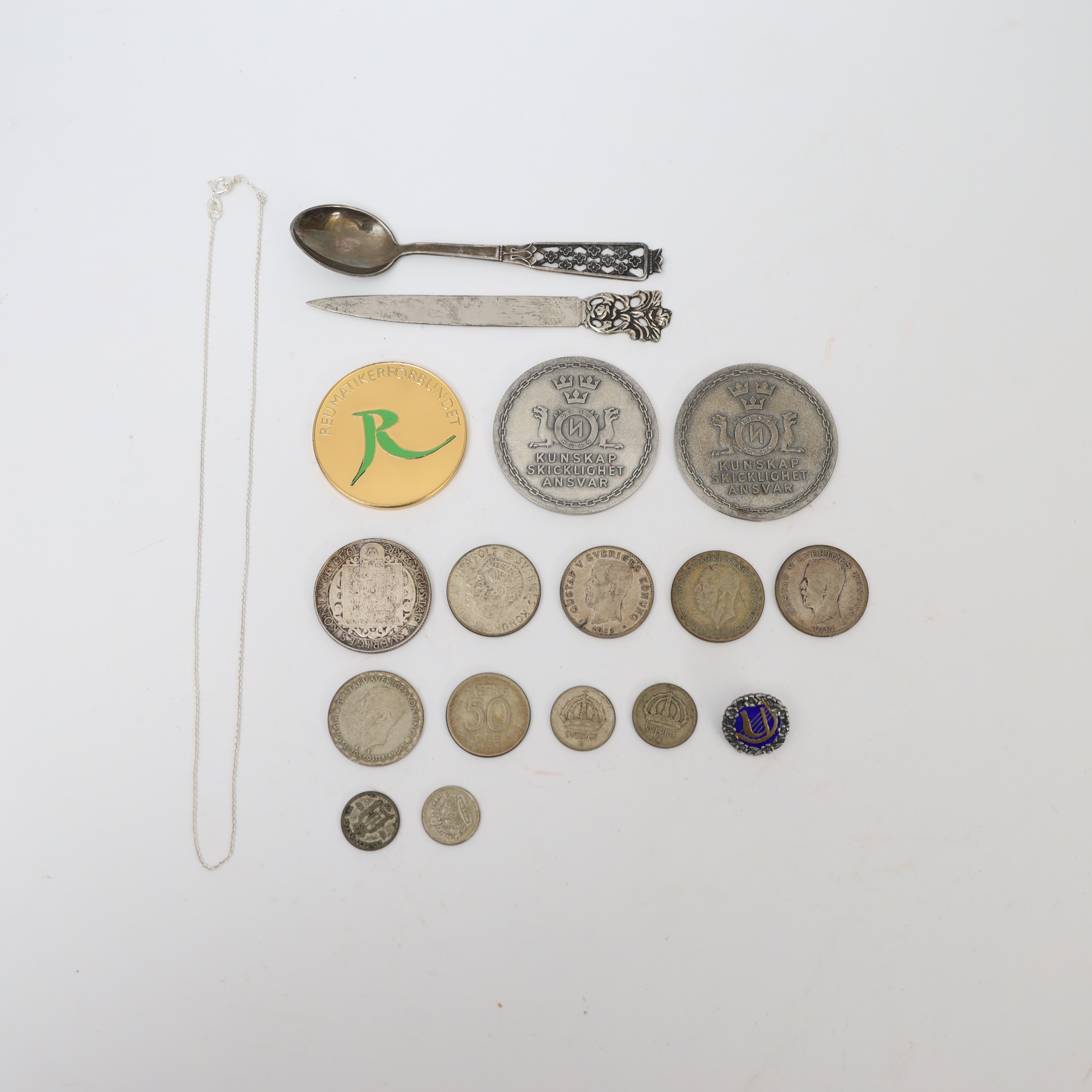 SILVERFÖREMÅL, mynt, medaljer, kaffeskedar med mera.