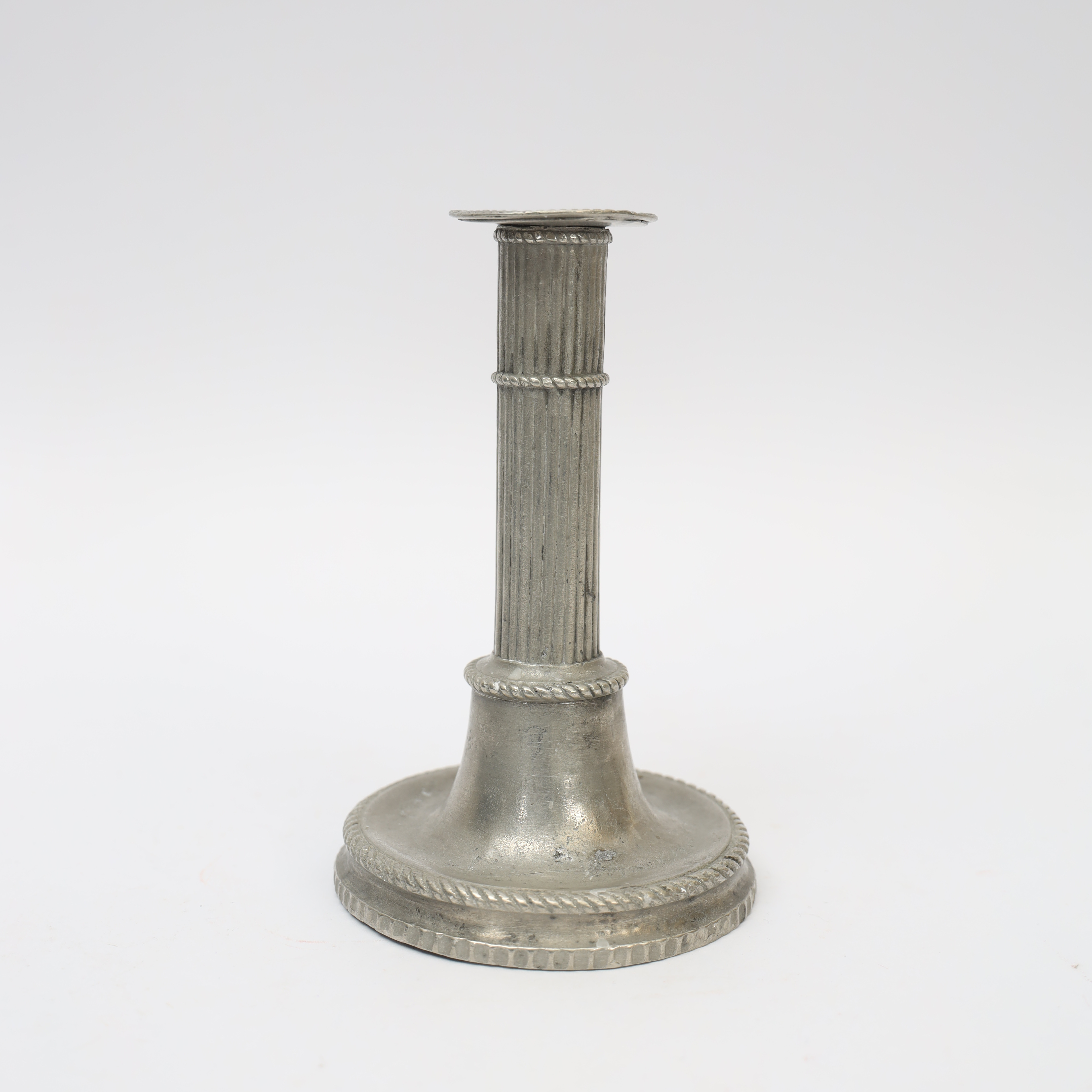 LJUSSTAKE, gustaviansk, tenn, 1700-tal, räfflad stomme, dekorerad med bland annat pärlbård.