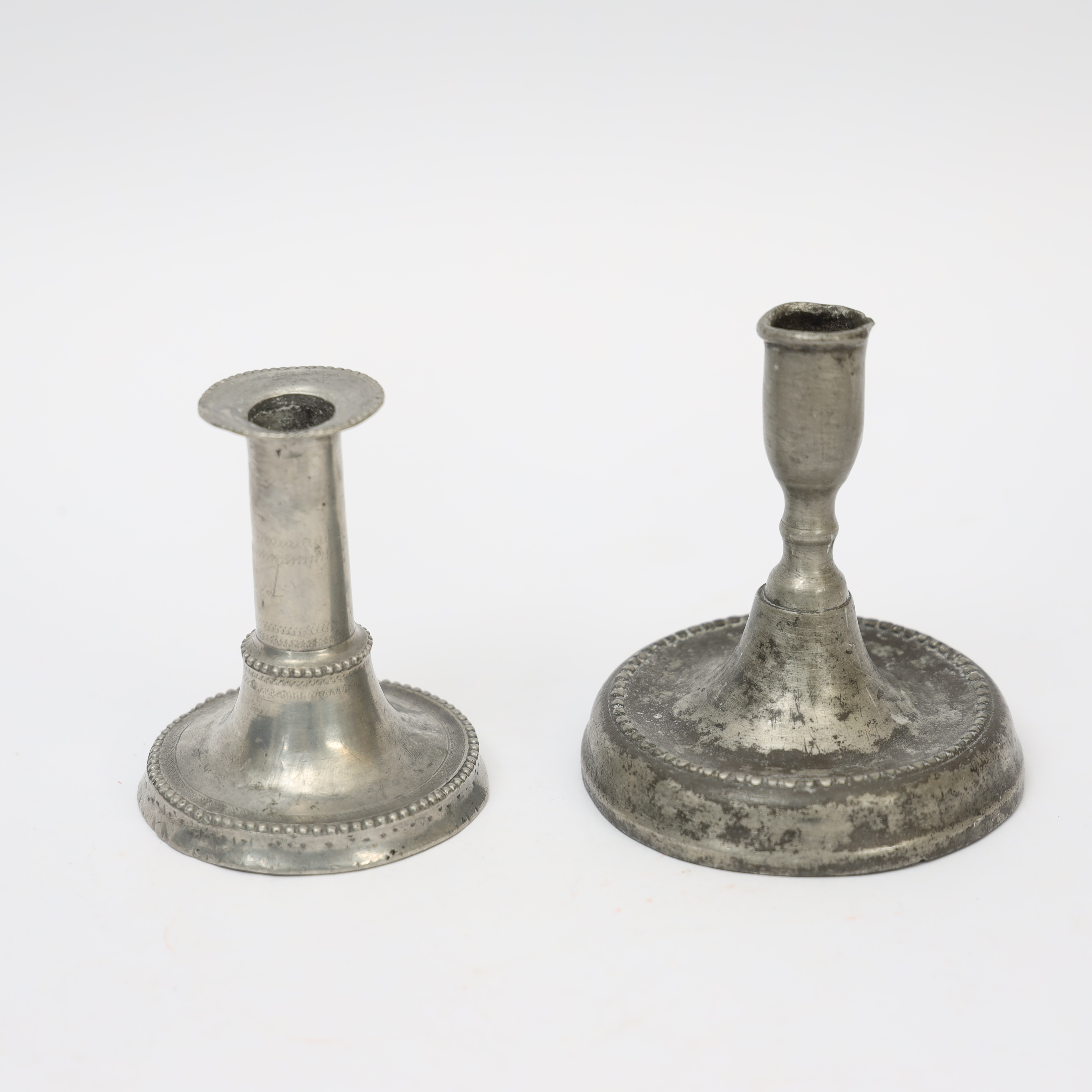 LJUSSTAKAR, 2st, tenn, gustavianska, 1700-tal, dekorerade med pärlbård.