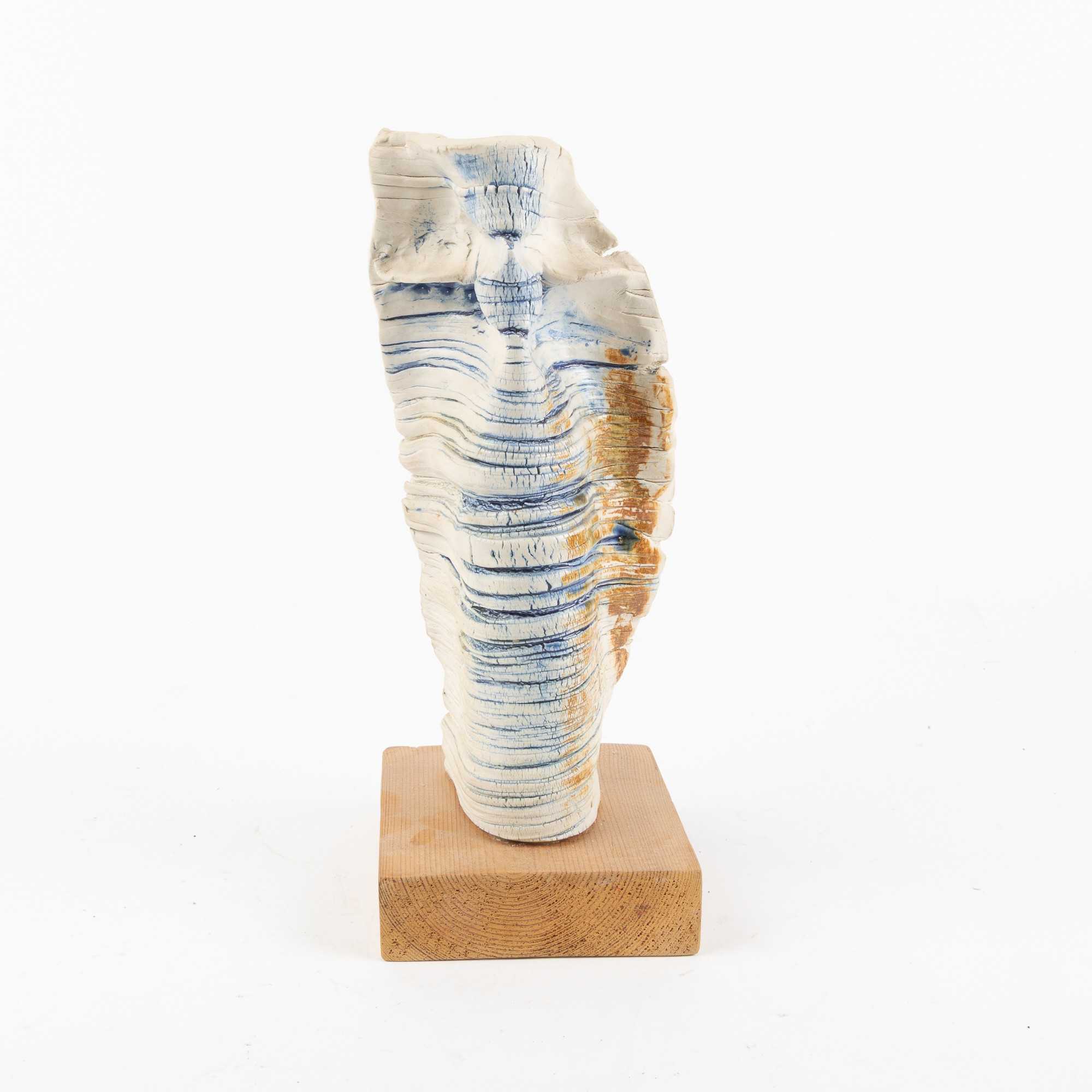 ULLA VIOTTI (1933-2025). Skulptur, keramik på träsockel, egen ateljé, Hammenhög, Österlen.