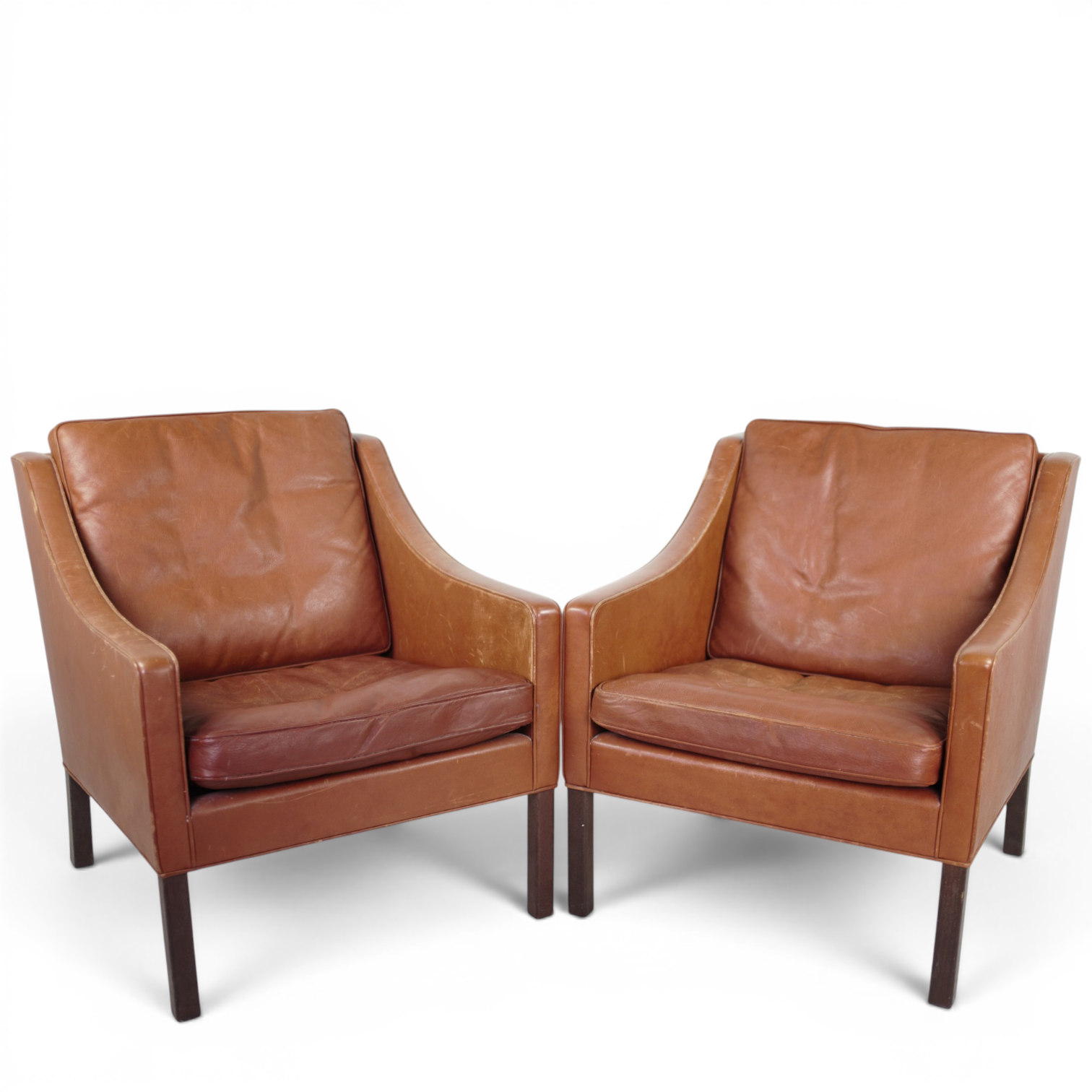 BØRGE MOGENSEN. Fåtöljer, 2 st, modell "2207 Club Chair", ben av lövträ, lös rygg- & sittkudde av skinn, Fredericia Stolefabrik, Danmark, 1960-tal.