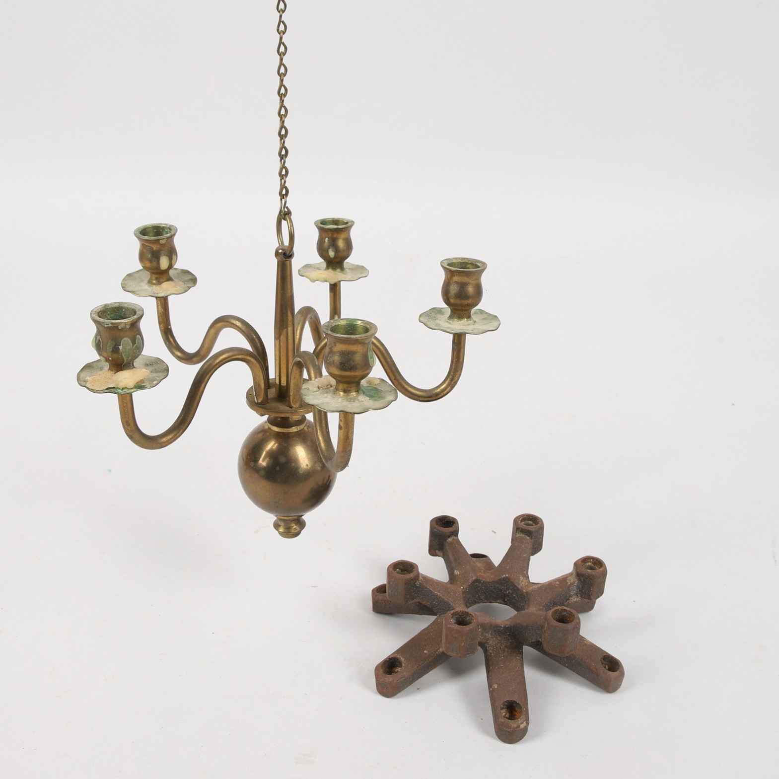 LJUSKRONA & LJUSSTAKE, 2 st, mässing & gjutjärn, bl.a. "Snöflingan", 1900-tal.