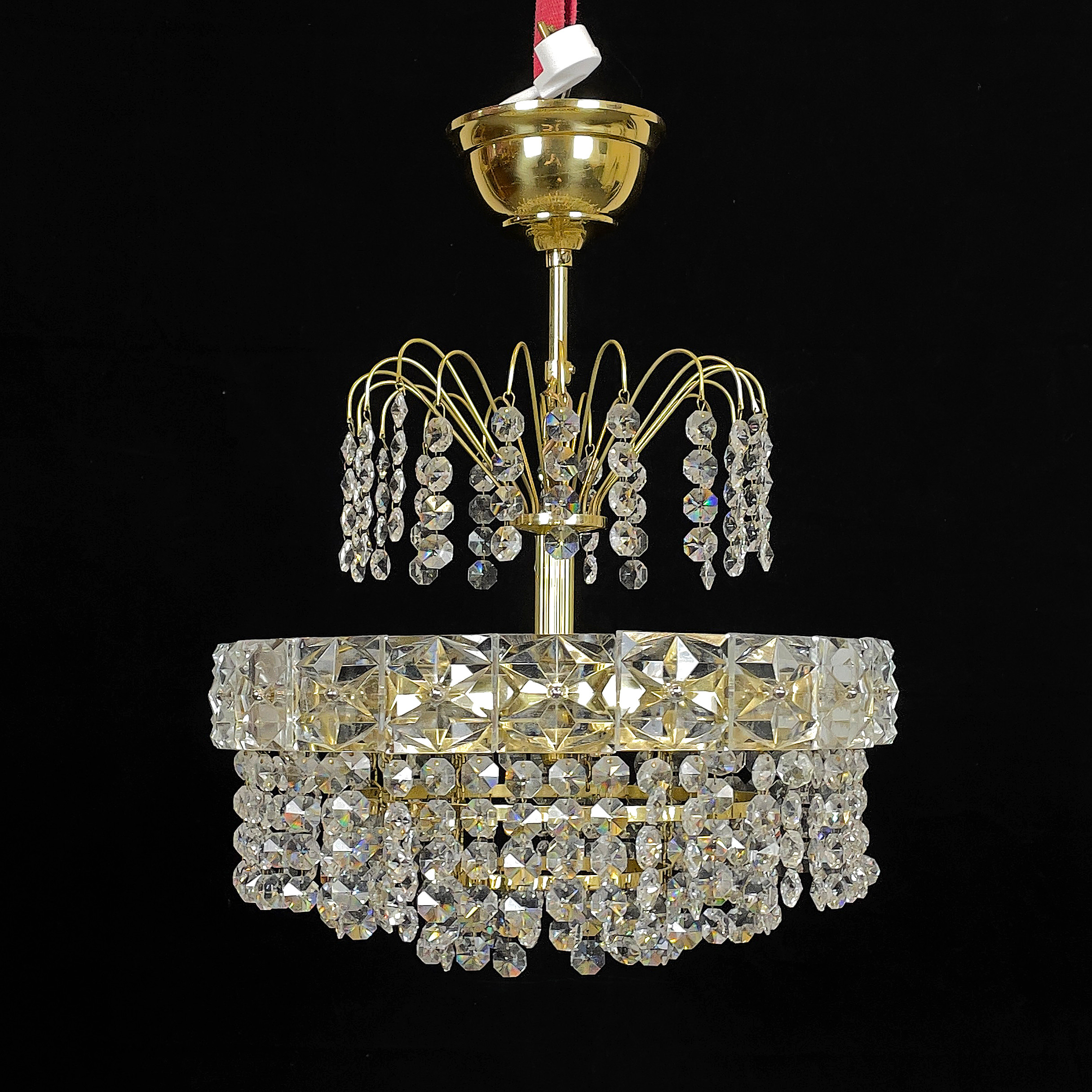 TAKLAMPA, med prismor, gulmetall, Sverige, 1900-tal.