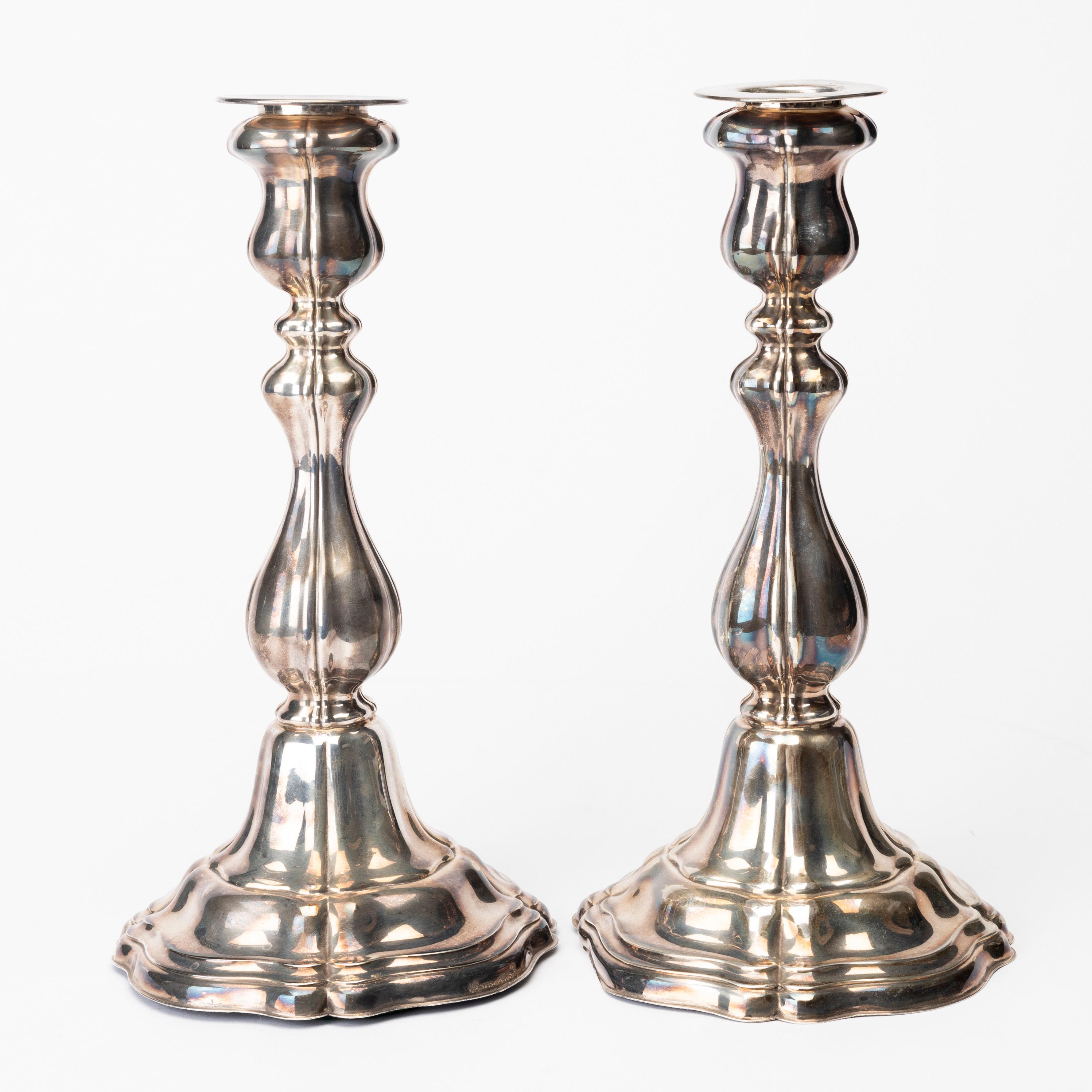 LJUSSTAKAR ett par, sterlingsilver, rokoko-stil, Tyskland, svenska importstämplar.