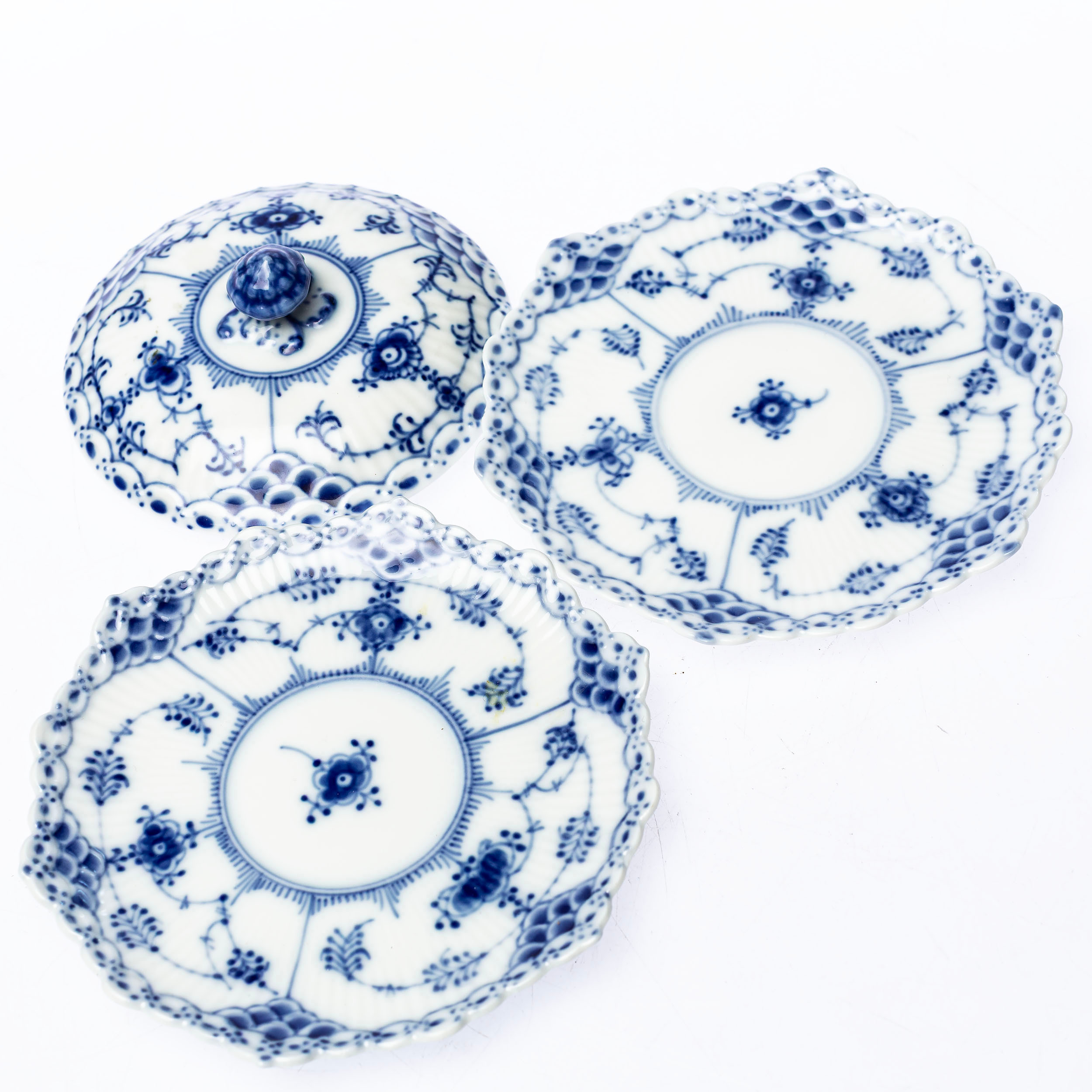 MUSSELMALET, 3 delar bl.a sockerskål, halvblond, Royal Copenhagen, Danmark.