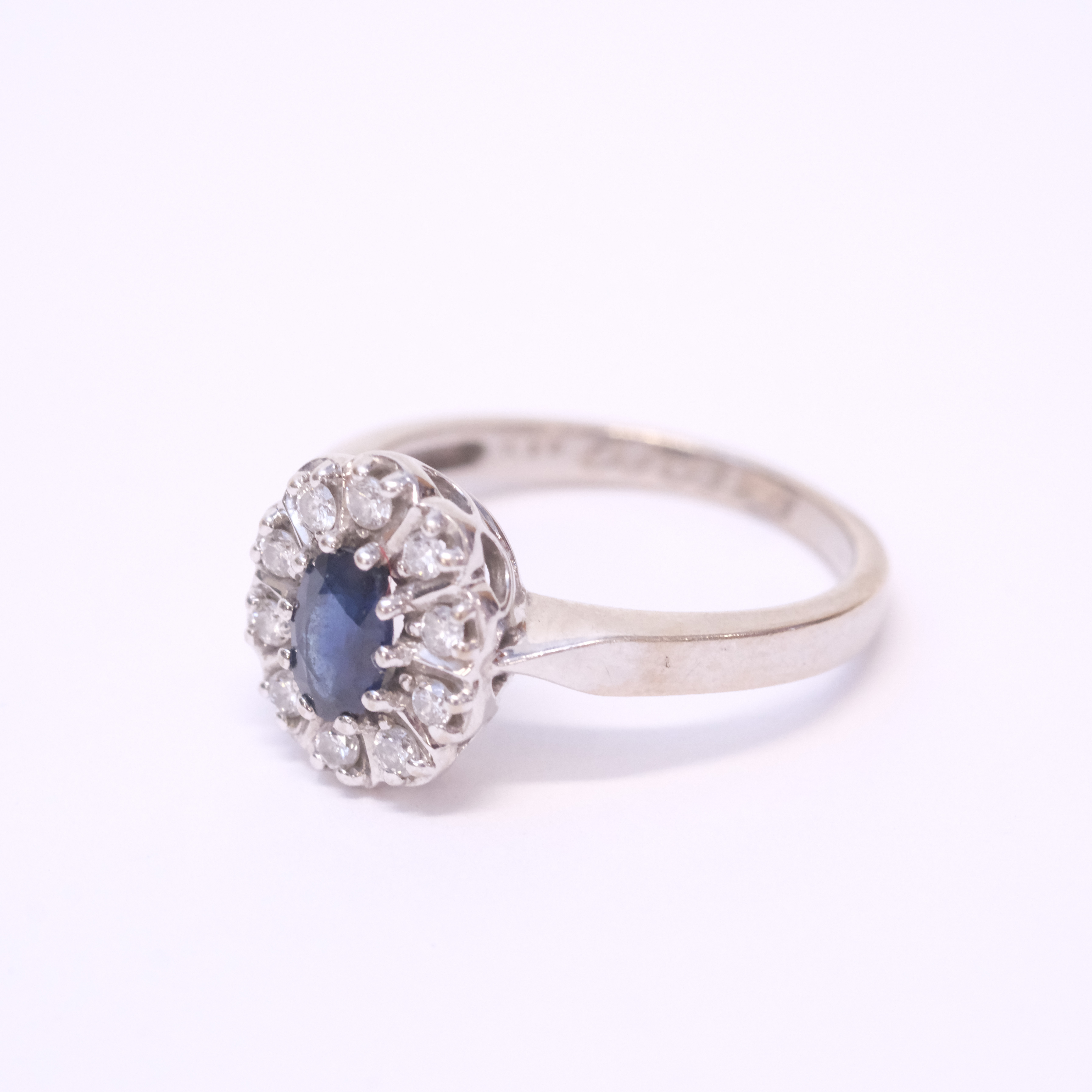 CARMOSÉRING MED TOPAS OCH DIAMANTER, 18K VITGULD.