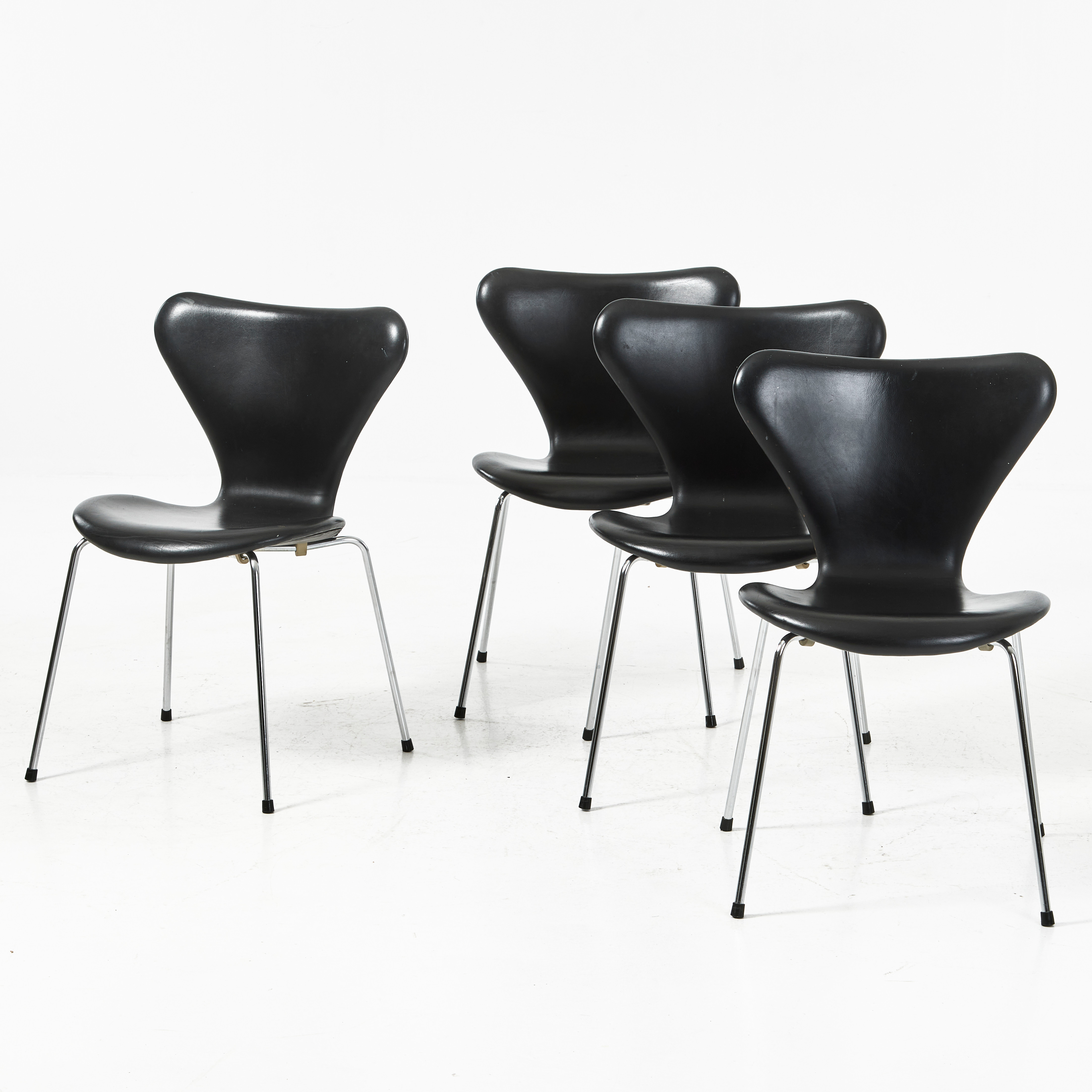 ARNE JACOBSEN. Stolar, 4 stycken "Sjuan" Fritz Hansen, stoppade och klädda i svart skinn.