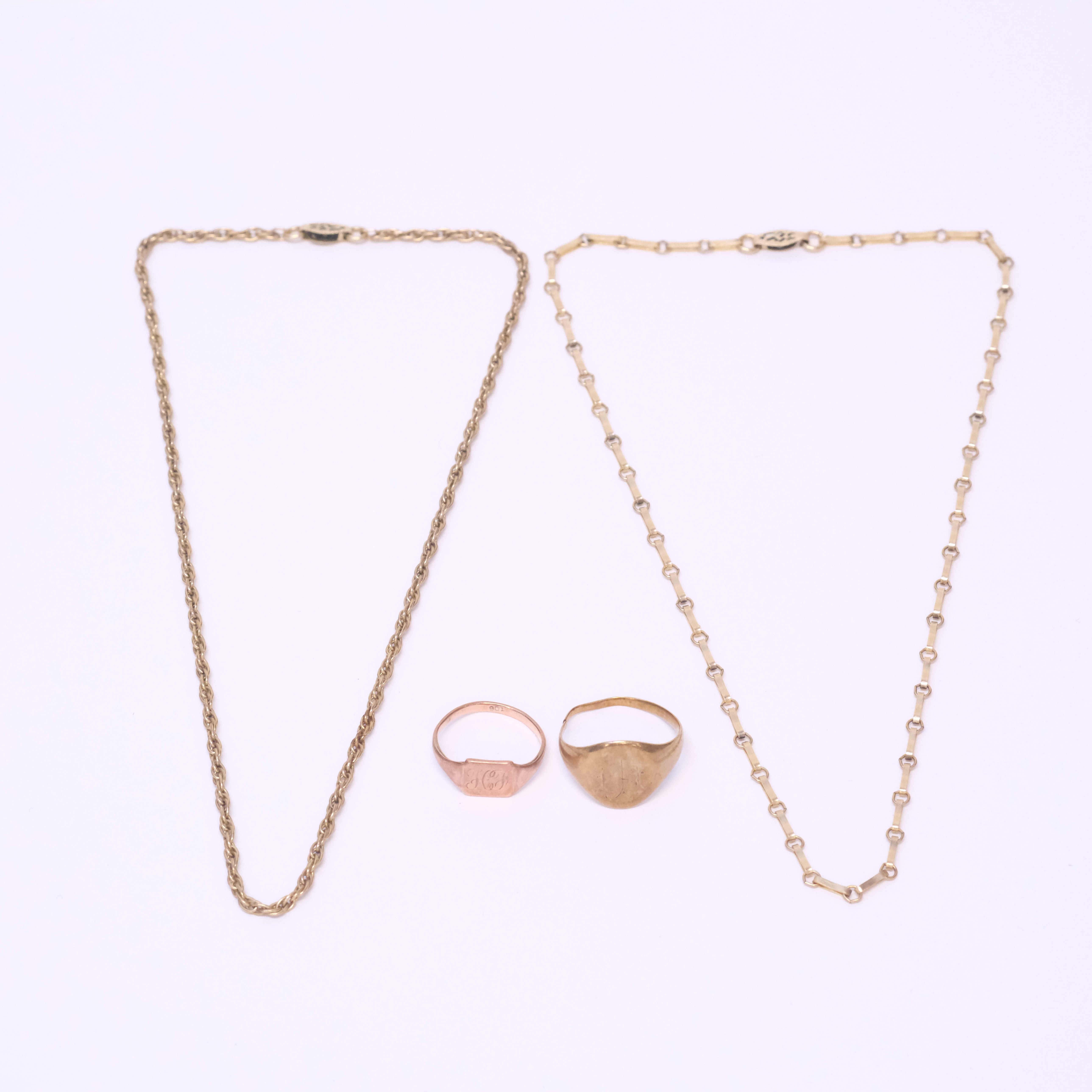 TVÅ COLLIER SAMT TVÅ RINGAR, 8K GULD OCH 9K GULD.